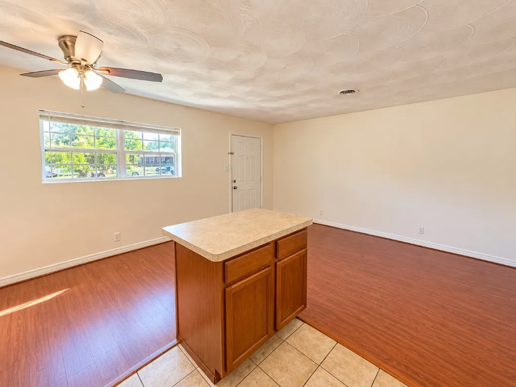 Quadruplex For Rent in Tarrant County , 211 Skyway Drive 8, Euless, Texas 76040, 1 Bedroom, 1 Bathroom, Garage spaces, 530 Sqft, built in 1963, mls#21407297, Real Estate Agent in Euless, Homes For Rent in Tarrant county, Homes For Rent in Euless, Realtor in Euless Texas, Real Estate Brokerage Independent Realty Texas, Luminita Cordes Realtor