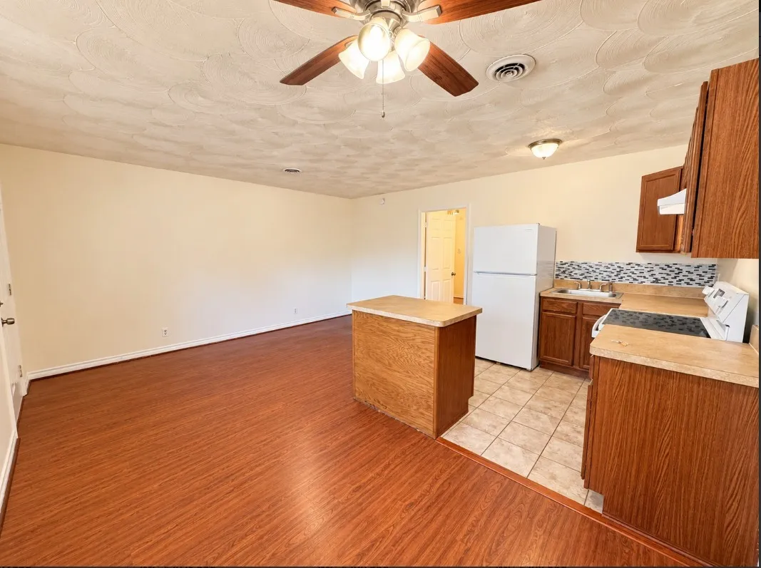 Quadruplex For Rent in Tarrant County , 211 Skyway Drive 8, Euless, Texas 76040, 1 Bedroom, 1 Bathroom, Garage spaces, 530 Sqft, built in 1963, mls#21407297, Real Estate Agent in Euless, Homes For Rent in Tarrant county, Homes For Rent in Euless, Realtor in Euless Texas, Real Estate Brokerage Independent Realty Texas, Luminita Cordes Realtor