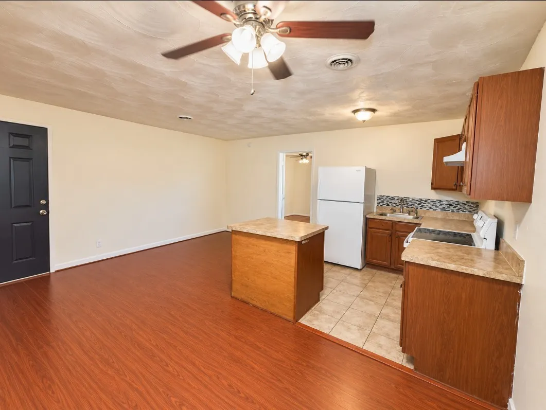 Quadruplex For Rent in Tarrant County , 211 Skyway Drive 8, Euless, Texas 76040, 1 Bedroom, 1 Bathroom, Garage spaces, 530 Sqft, built in 1963, mls#21407297, Real Estate Agent in Euless, Homes For Rent in Tarrant county, Homes For Rent in Euless, Realtor in Euless Texas, Real Estate Brokerage Independent Realty Texas, Luminita Cordes Realtor