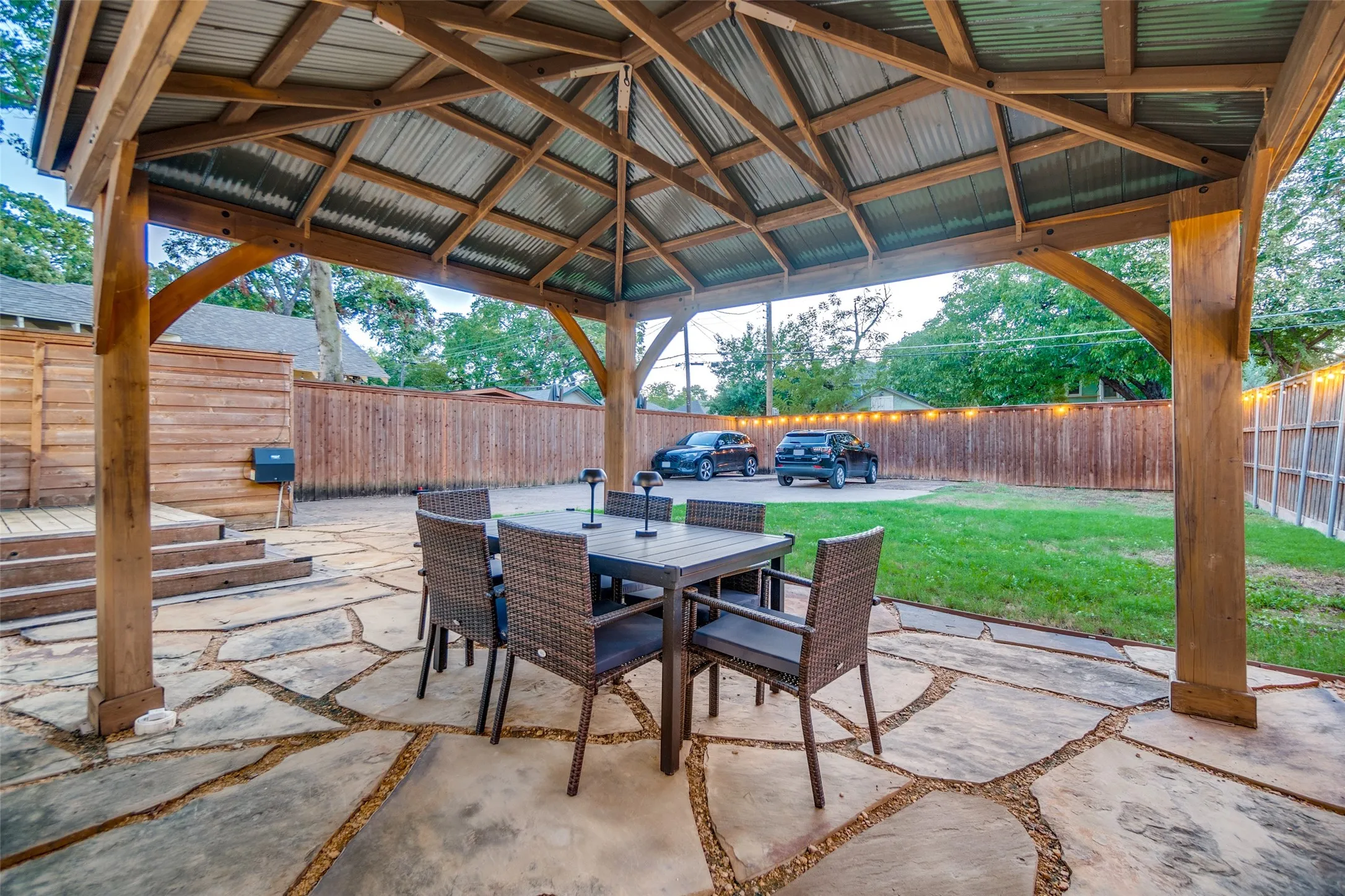 Single Family Residence For Sale in Dallas County , 121 S Montclair Avenue, Dallas, Texas 75208, 4 Bedroom, 3 Bathroom, Garage spaces, 2,727 Sqft, built in 1927, mls#21406771, Real Estate Agent in Dallas, Homes For Sale in Dallas county, Homes For Sale in Dallas, Realtor in Dallas Texas, Real Estate Brokerage Independent Realty Texas, Luminita Cordes Realtor