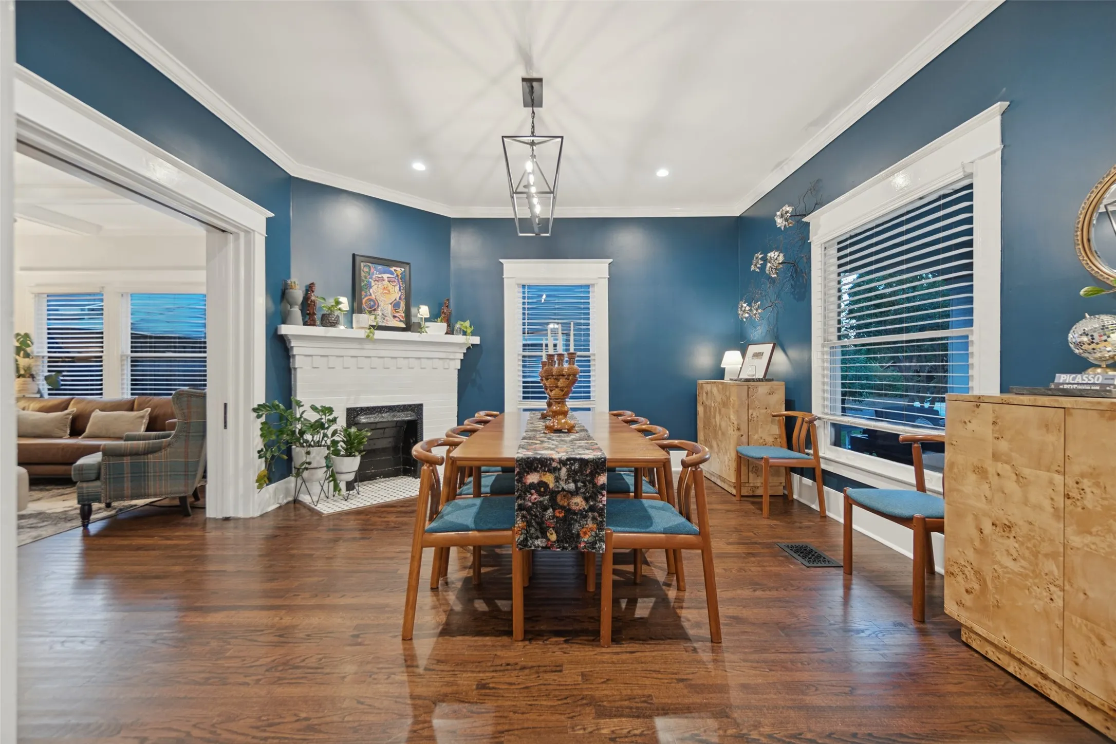 Single Family Residence For Sale in Dallas County , 121 S Montclair Avenue, Dallas, Texas 75208, 4 Bedroom, 3 Bathroom, Garage spaces, 2,727 Sqft, built in 1927, mls#21406771, Real Estate Agent in Dallas, Homes For Sale in Dallas county, Homes For Sale in Dallas, Realtor in Dallas Texas, Real Estate Brokerage Independent Realty Texas, Luminita Cordes Realtor