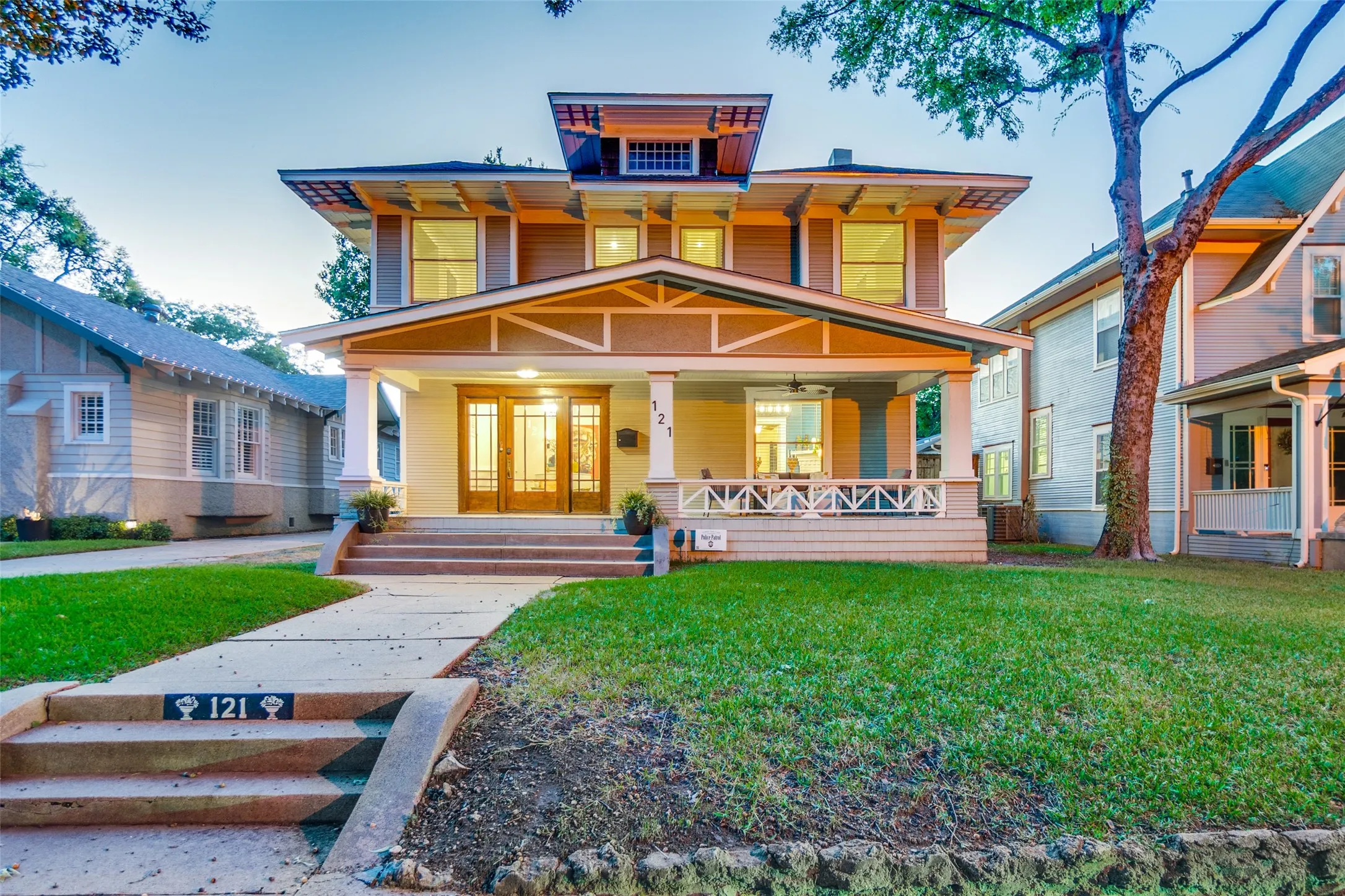 Single Family Residence For Sale in Dallas County , 121 S Montclair Avenue, Dallas, Texas 75208, 4 Bedroom, 3 Bathroom, Garage spaces, 2,727 Sqft, built in 1927, mls#21406771, Real Estate Agent in Dallas, Homes For Sale in Dallas county, Homes For Sale in Dallas, Realtor in Dallas Texas, Real Estate Brokerage Independent Realty Texas, Luminita Cordes Realtor