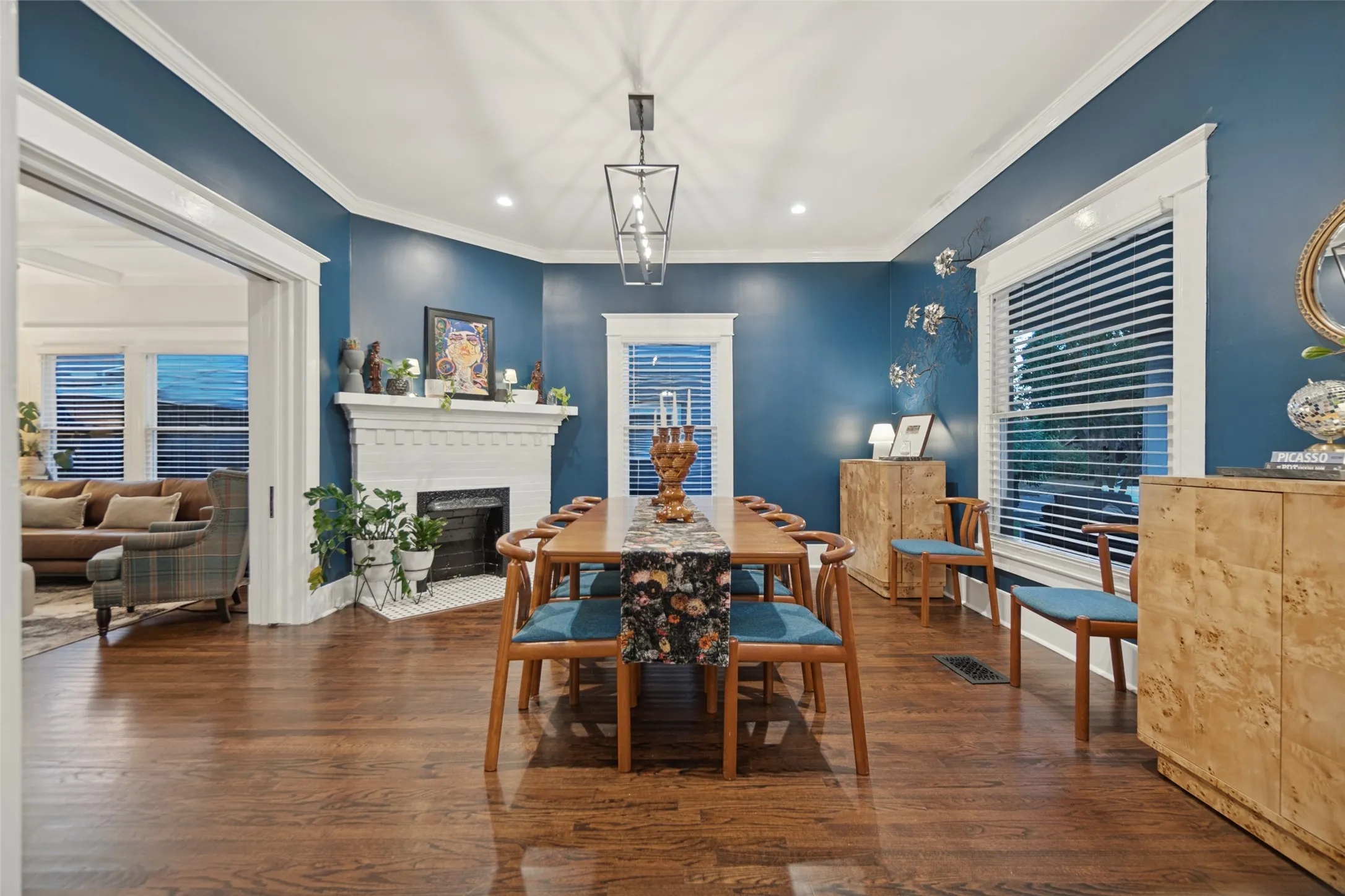 Single Family Residence For Sale in Dallas County , 121 S Montclair Avenue, Dallas, Texas 75208, 4 Bedroom, 3 Bathroom, Garage spaces, 2,727 Sqft, built in 1927, mls#21406771, Real Estate Agent in Dallas, Homes For Sale in Dallas county, Homes For Sale in Dallas, Realtor in Dallas Texas, Real Estate Brokerage Independent Realty Texas, Luminita Cordes Realtor