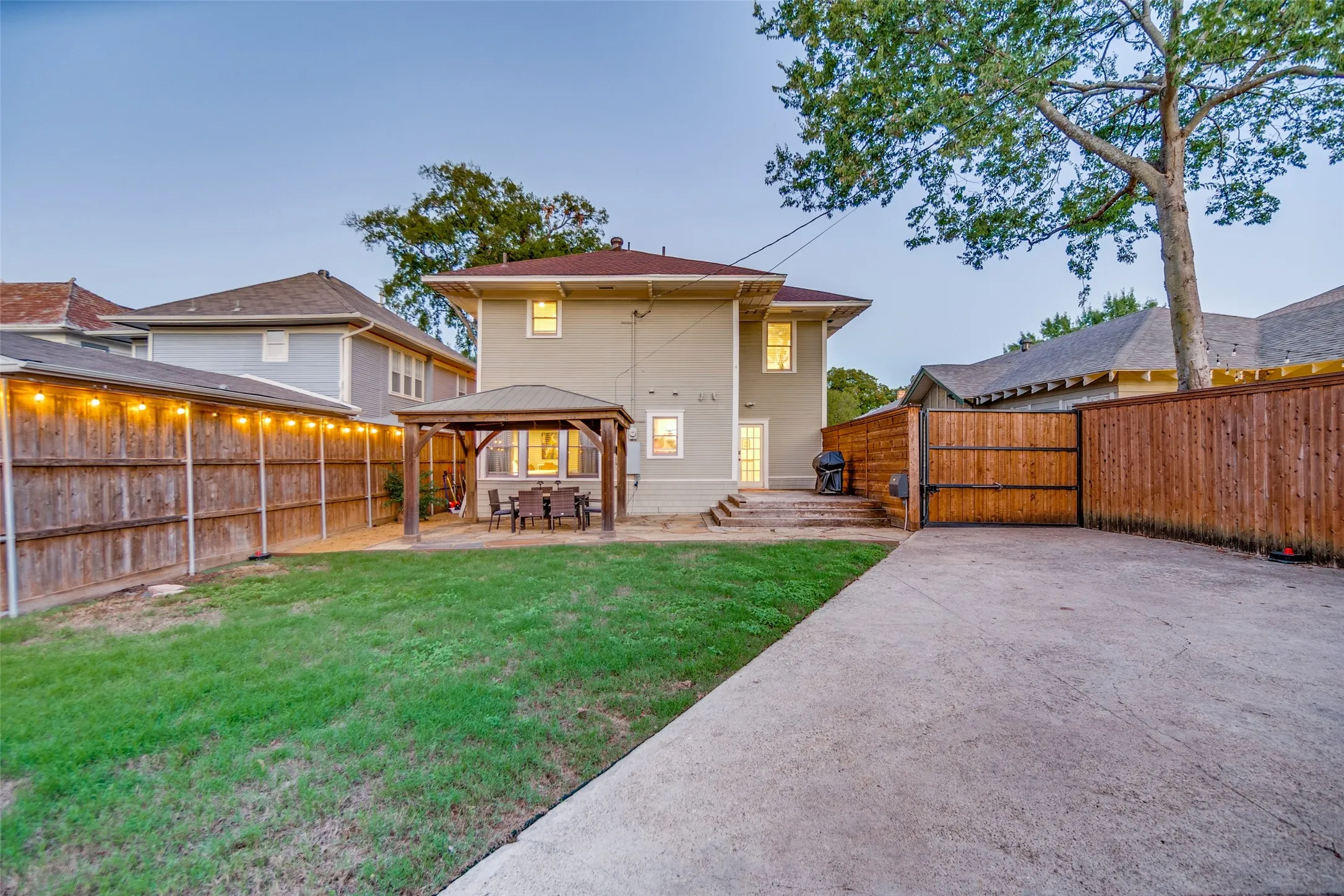 Single Family Residence For Sale in Dallas County , 121 S Montclair Avenue, Dallas, Texas 75208, 4 Bedroom, 3 Bathroom, Garage spaces, 2,727 Sqft, built in 1927, mls#21406771, Real Estate Agent in Dallas, Homes For Sale in Dallas county, Homes For Sale in Dallas, Realtor in Dallas Texas, Real Estate Brokerage Independent Realty Texas, Luminita Cordes Realtor