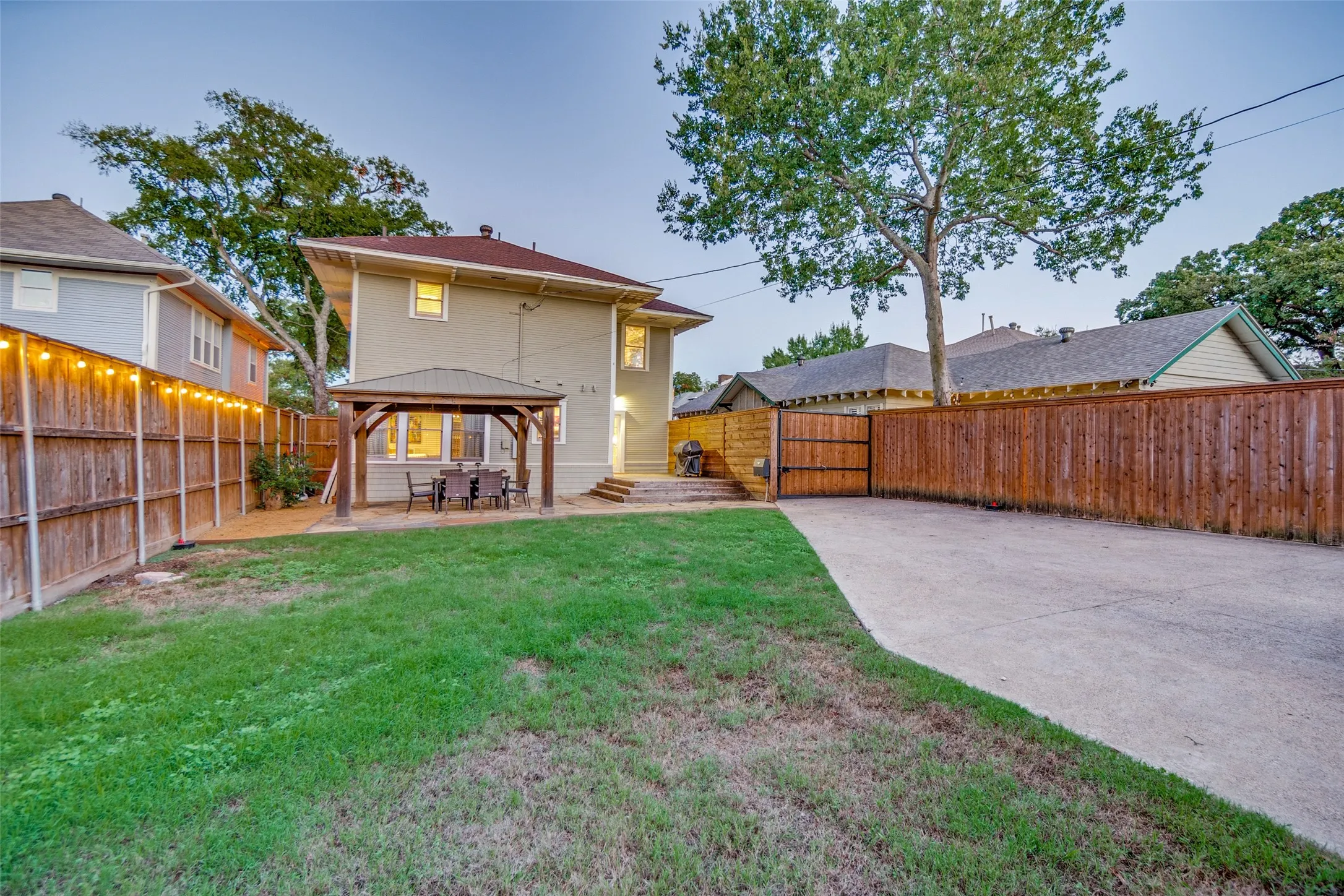 Single Family Residence For Sale in Dallas County , 121 S Montclair Avenue, Dallas, Texas 75208, 4 Bedroom, 3 Bathroom, Garage spaces, 2,727 Sqft, built in 1927, mls#21406771, Real Estate Agent in Dallas, Homes For Sale in Dallas county, Homes For Sale in Dallas, Realtor in Dallas Texas, Real Estate Brokerage Independent Realty Texas, Luminita Cordes Realtor