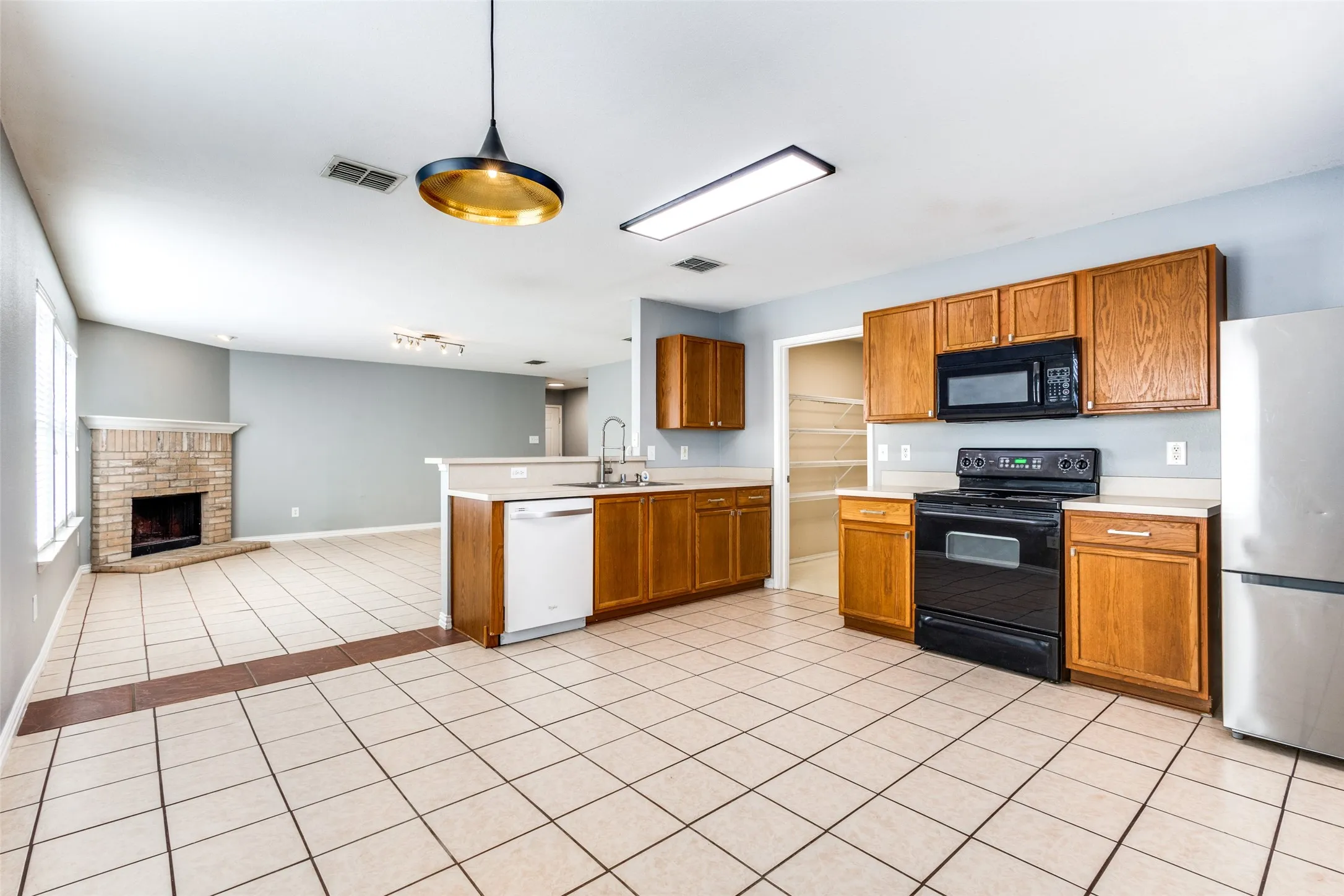 Single Family Residence For Rent in Collin County , 1409 Ash Street, Anna, Texas 75409, 3 Bedroom, 2 Bathroom, 2 Garage spaces, 1,620 Sqft, built in 2004, mls#21407137, Real Estate Agent in Anna, Homes For Rent in Collin county, Homes For Rent in Anna, Realtor in Anna Texas, Real Estate Brokerage Independent Realty Texas, Luminita Cordes Realtor
