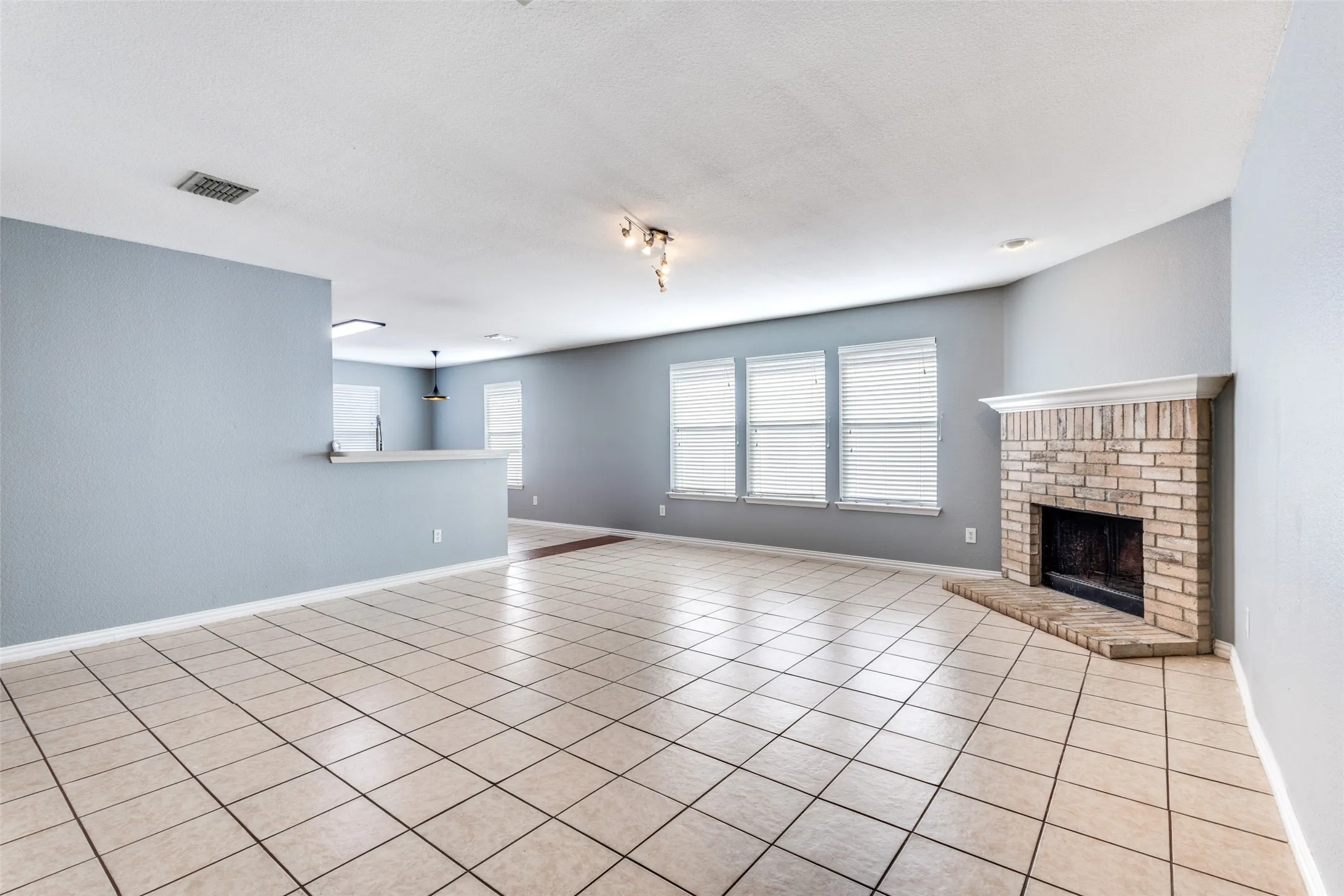 Single Family Residence For Rent in Collin County , 1409 Ash Street, Anna, Texas 75409, 3 Bedroom, 2 Bathroom, 2 Garage spaces, 1,620 Sqft, built in 2004, mls#21407137, Real Estate Agent in Anna, Homes For Rent in Collin county, Homes For Rent in Anna, Realtor in Anna Texas, Real Estate Brokerage Independent Realty Texas, Luminita Cordes Realtor