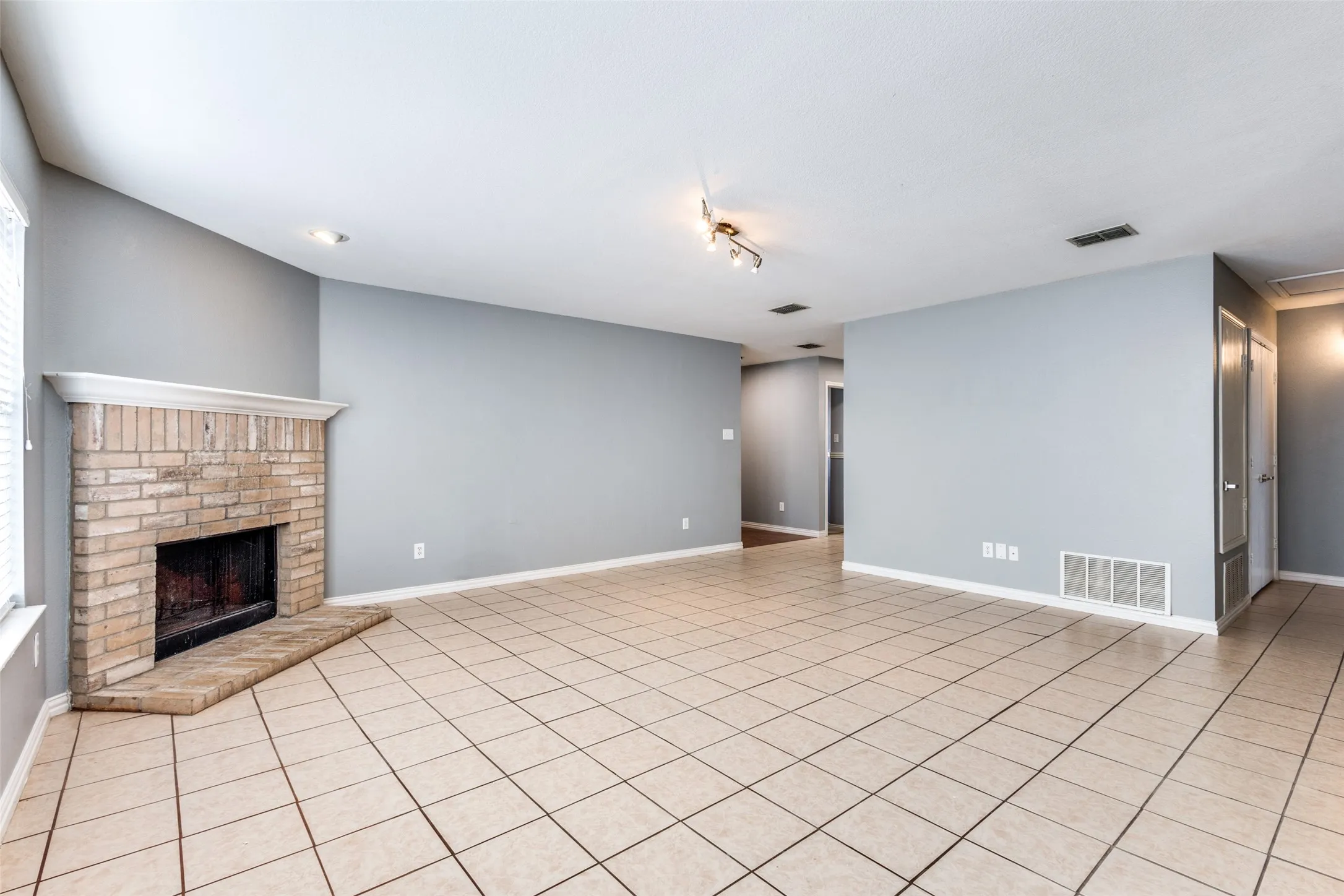 Single Family Residence For Rent in Collin County , 1409 Ash Street, Anna, Texas 75409, 3 Bedroom, 2 Bathroom, 2 Garage spaces, 1,620 Sqft, built in 2004, mls#21407137, Real Estate Agent in Anna, Homes For Rent in Collin county, Homes For Rent in Anna, Realtor in Anna Texas, Real Estate Brokerage Independent Realty Texas, Luminita Cordes Realtor