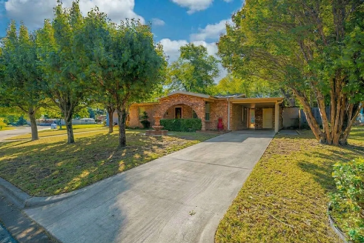 Single Family Residence For Rent in Tarrant County , 4712 Laverda Drive, Haltom City, Texas 76117, 3 Bedroom, 1 Bathroom, Garage spaces, 1,179 Sqft, built in 1955, mls#21407406, Real Estate Agent in Haltom City, Homes For Rent in Tarrant county, Homes For Rent in Haltom City, Realtor in Haltom City Texas, Real Estate Brokerage Independent Realty Texas, Luminita Cordes Realtor