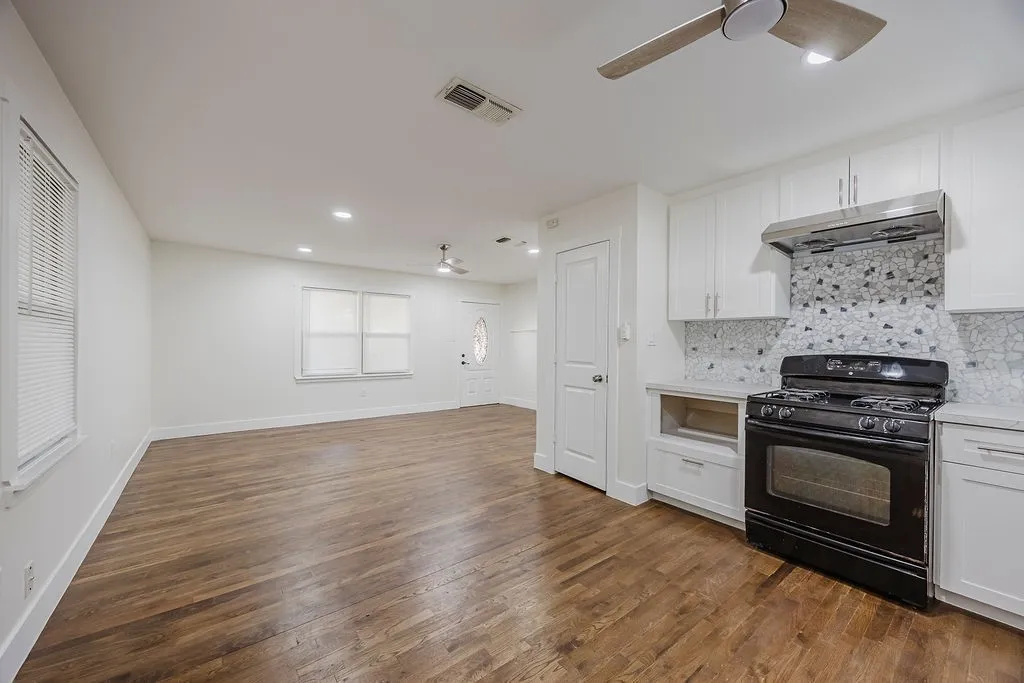 Single Family Residence For Rent in Tarrant County , 4712 Laverda Drive, Haltom City, Texas 76117, 3 Bedroom, 1 Bathroom, Garage spaces, 1,179 Sqft, built in 1955, mls#21407406, Real Estate Agent in Haltom City, Homes For Rent in Tarrant county, Homes For Rent in Haltom City, Realtor in Haltom City Texas, Real Estate Brokerage Independent Realty Texas, Luminita Cordes Realtor