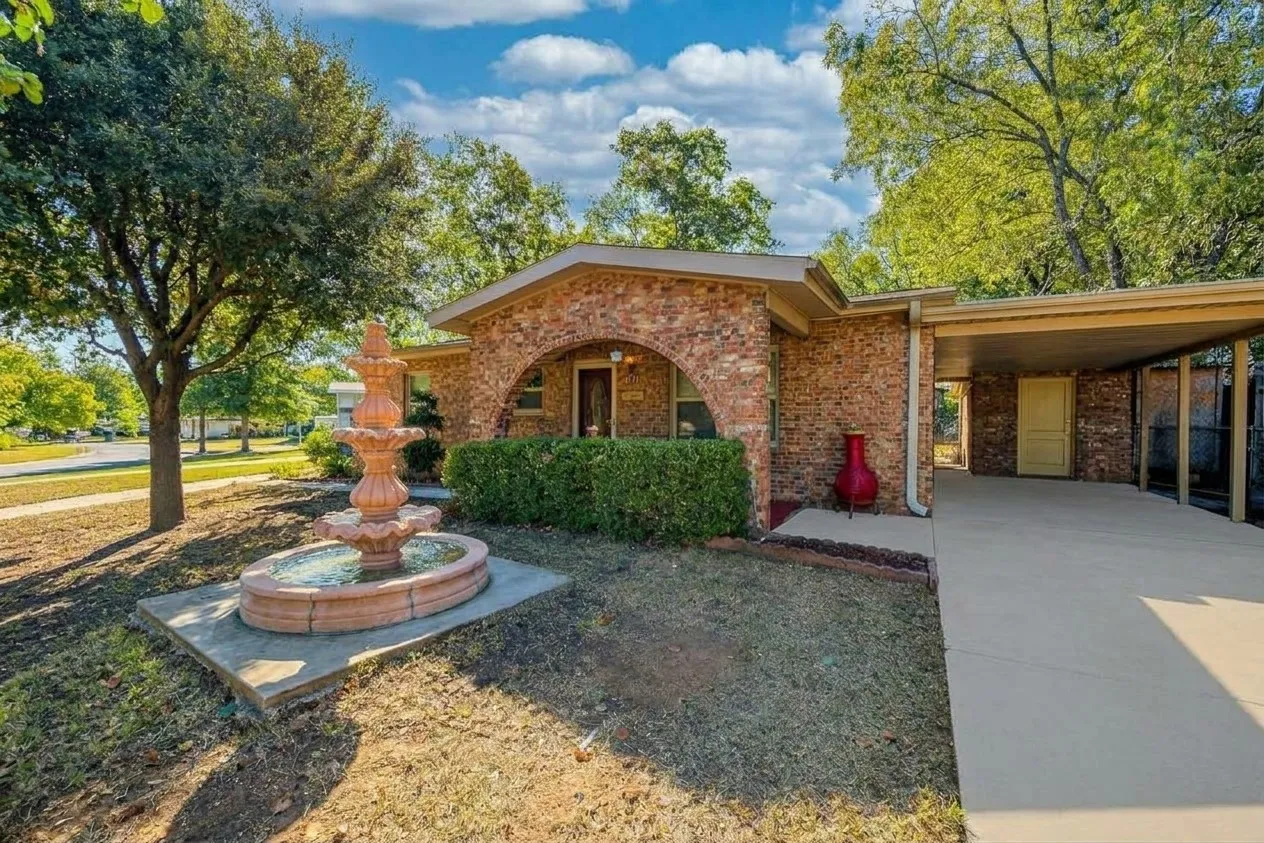 Single Family Residence For Rent in Tarrant County , 4712 Laverda Drive, Haltom City, Texas 76117, 3 Bedroom, 1 Bathroom, Garage spaces, 1,179 Sqft, built in 1955, mls#21407406, Real Estate Agent in Haltom City, Homes For Rent in Tarrant county, Homes For Rent in Haltom City, Realtor in Haltom City Texas, Real Estate Brokerage Independent Realty Texas, Luminita Cordes Realtor