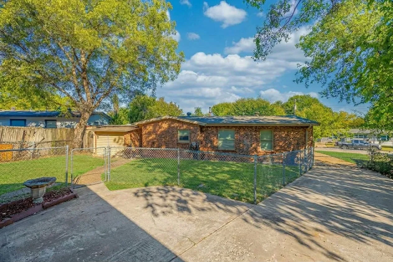Single Family Residence For Rent in Tarrant County , 4712 Laverda Drive, Haltom City, Texas 76117, 3 Bedroom, 1 Bathroom, Garage spaces, 1,179 Sqft, built in 1955, mls#21407406, Real Estate Agent in Haltom City, Homes For Rent in Tarrant county, Homes For Rent in Haltom City, Realtor in Haltom City Texas, Real Estate Brokerage Independent Realty Texas, Luminita Cordes Realtor