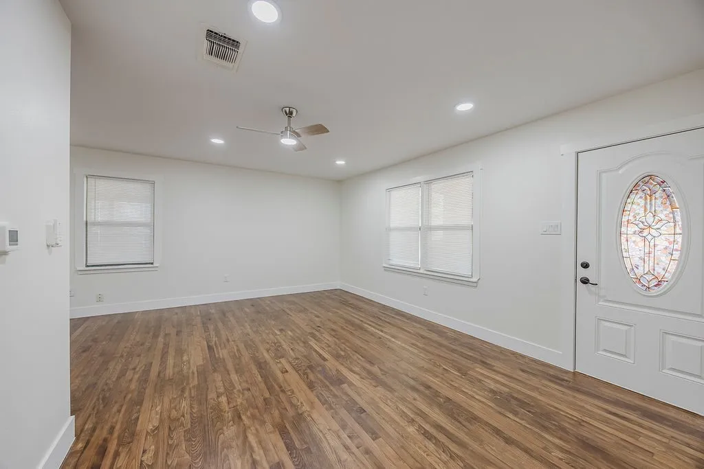 Single Family Residence For Rent in Tarrant County , 4712 Laverda Drive, Haltom City, Texas 76117, 3 Bedroom, 1 Bathroom, Garage spaces, 1,179 Sqft, built in 1955, mls#21407406, Real Estate Agent in Haltom City, Homes For Rent in Tarrant county, Homes For Rent in Haltom City, Realtor in Haltom City Texas, Real Estate Brokerage Independent Realty Texas, Luminita Cordes Realtor