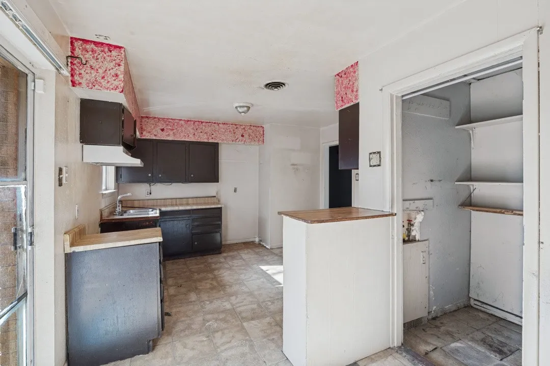 Single Family Residence For Sale in Dallas County , 7642 Woodspan Drive, Dallas, Texas 75232, 3 Bedroom, 1 Bathroom, Garage spaces, 1,041 Sqft, built in 1958, mls#21407364, Real Estate Agent in Dallas, Homes For Sale in Dallas county, Homes For Sale in Dallas, Realtor in Dallas Texas, Real Estate Brokerage Independent Realty Texas, Luminita Cordes Realtor