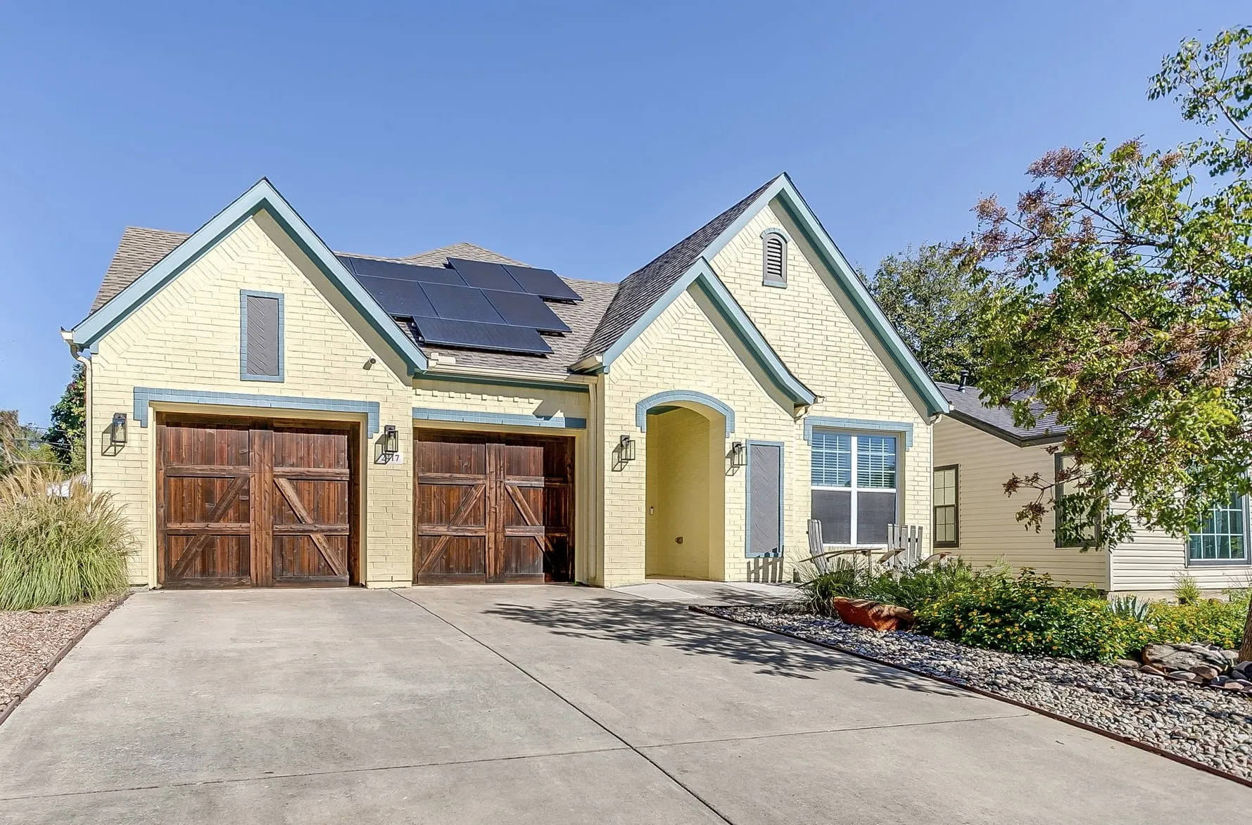 Single Family Residence For Sale in Tarrant County , 2417 Ryan Avenue, Fort Worth, Texas 76110, 3 Bedroom, 3 Bathroom, 2 Garage spaces, 2,362 Sqft, built in 2015, mls#21402893, Real Estate Agent in Fort Worth, Homes For Sale in Tarrant county, Homes For Sale in Fort Worth, Realtor in Fort Worth Texas, Real Estate Brokerage Independent Realty Texas, Luminita Cordes Realtor