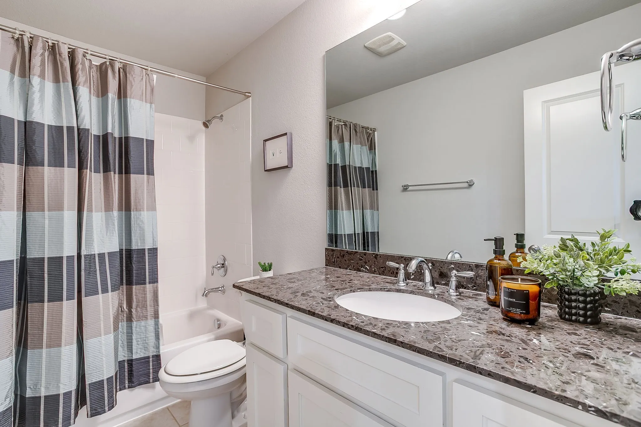 Single Family Residence For Sale in Tarrant County , 2417 Ryan Avenue, Fort Worth, Texas 76110, 3 Bedroom, 3 Bathroom, 2 Garage spaces, 2,362 Sqft, built in 2015, mls#21402893, Real Estate Agent in Fort Worth, Homes For Sale in Tarrant county, Homes For Sale in Fort Worth, Realtor in Fort Worth Texas, Real Estate Brokerage Independent Realty Texas, Luminita Cordes Realtor