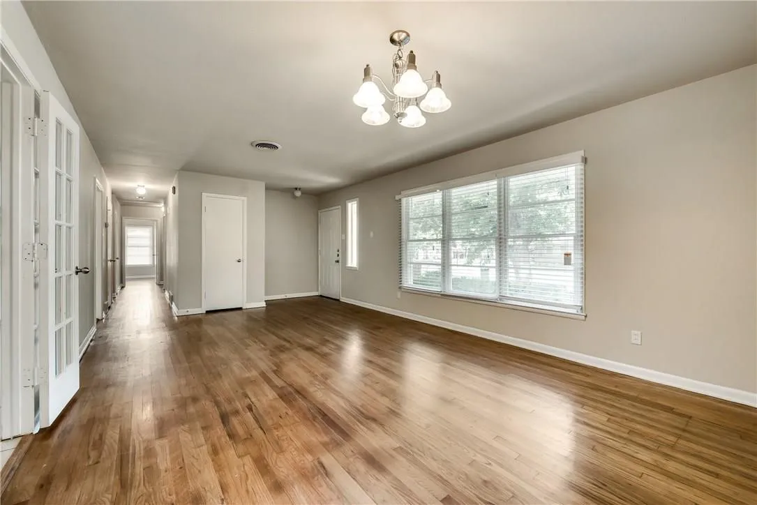 Single Family Residence For Rent in Tarrant County , 1601 Larkspur Drive, Arlington, Texas 76013, 3 Bedroom, 2 Bathroom, 2 Garage spaces, 1,586 Sqft, built in 1955, mls#21407430, Real Estate Agent in Arlington, Homes For Rent in Tarrant county, Homes For Rent in Arlington, Realtor in Arlington Texas, Real Estate Brokerage Independent Realty Texas, Luminita Cordes Realtor