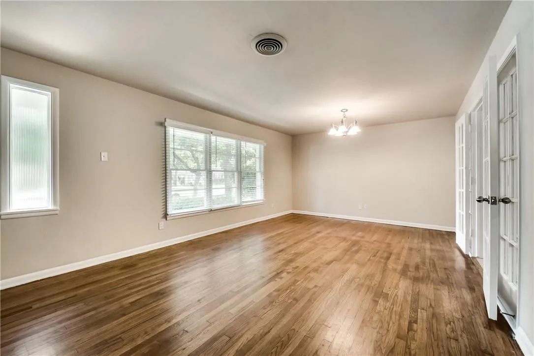 Single Family Residence For Rent in Tarrant County , 1601 Larkspur Drive, Arlington, Texas 76013, 3 Bedroom, 2 Bathroom, 2 Garage spaces, 1,586 Sqft, built in 1955, mls#21407430, Real Estate Agent in Arlington, Homes For Rent in Tarrant county, Homes For Rent in Arlington, Realtor in Arlington Texas, Real Estate Brokerage Independent Realty Texas, Luminita Cordes Realtor