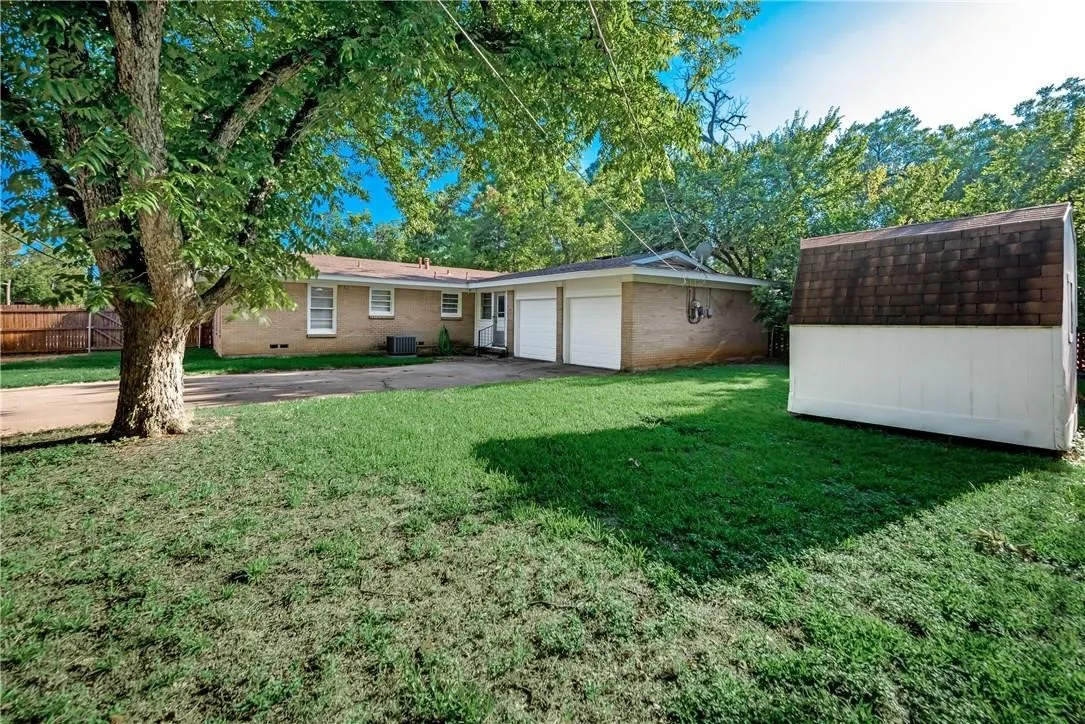 Single Family Residence For Rent in Tarrant County , 1601 Larkspur Drive, Arlington, Texas 76013, 3 Bedroom, 2 Bathroom, 2 Garage spaces, 1,586 Sqft, built in 1955, mls#21407430, Real Estate Agent in Arlington, Homes For Rent in Tarrant county, Homes For Rent in Arlington, Realtor in Arlington Texas, Real Estate Brokerage Independent Realty Texas, Luminita Cordes Realtor