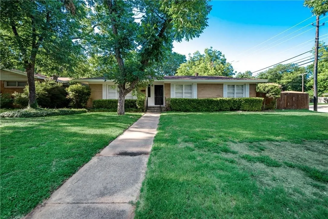 Single Family Residence For Rent in Tarrant County , 1601 Larkspur Drive, Arlington, Texas 76013, 3 Bedroom, 2 Bathroom, 2 Garage spaces, 1,586 Sqft, built in 1955, mls#21407430, Real Estate Agent in Arlington, Homes For Rent in Tarrant county, Homes For Rent in Arlington, Realtor in Arlington Texas, Real Estate Brokerage Independent Realty Texas, Luminita Cordes Realtor