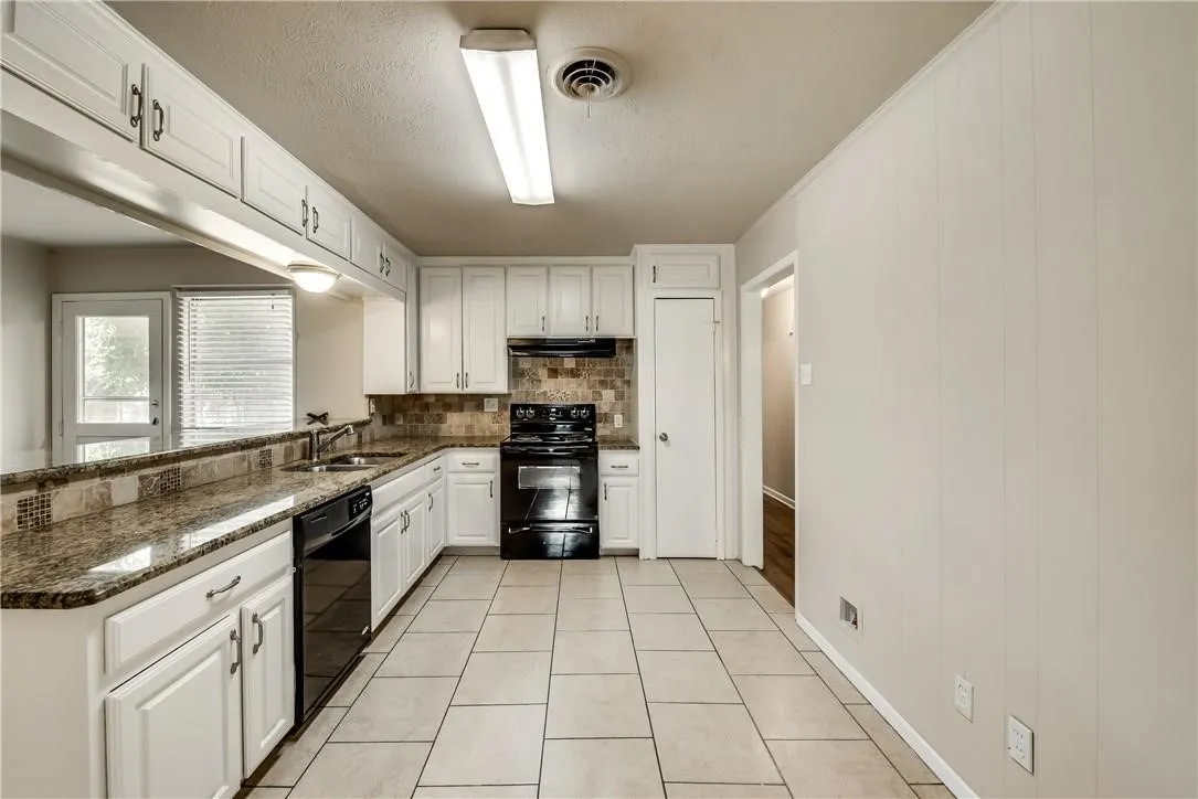 Single Family Residence For Rent in Tarrant County , 1601 Larkspur Drive, Arlington, Texas 76013, 3 Bedroom, 2 Bathroom, 2 Garage spaces, 1,586 Sqft, built in 1955, mls#21407430, Real Estate Agent in Arlington, Homes For Rent in Tarrant county, Homes For Rent in Arlington, Realtor in Arlington Texas, Real Estate Brokerage Independent Realty Texas, Luminita Cordes Realtor