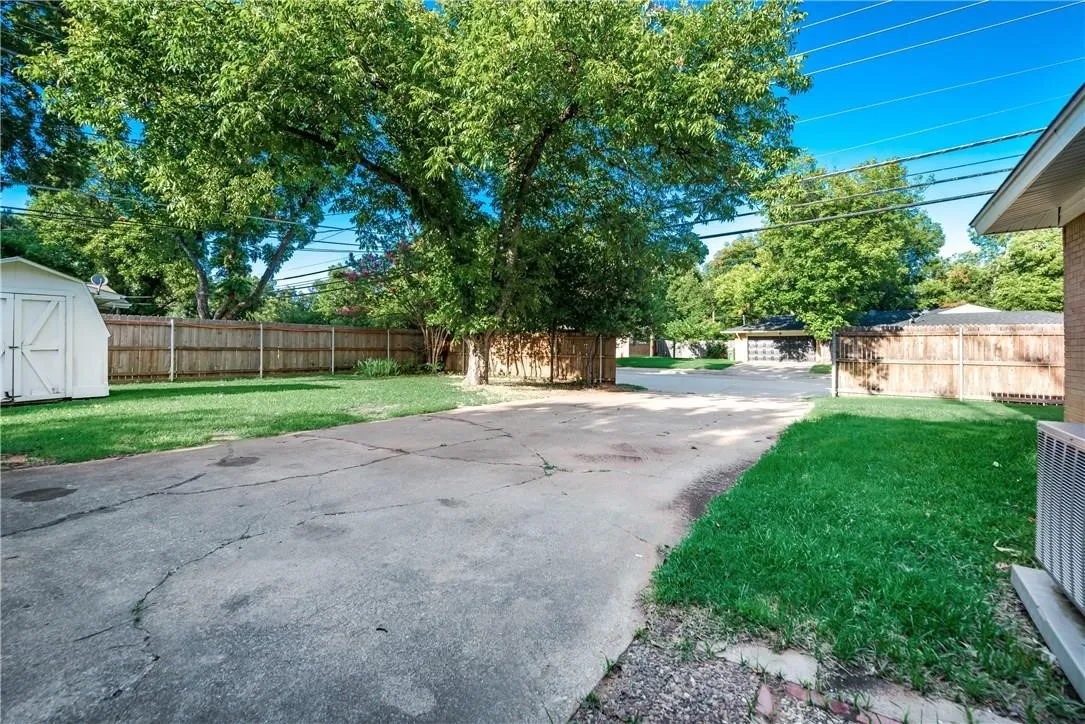 Single Family Residence For Rent in Tarrant County , 1601 Larkspur Drive, Arlington, Texas 76013, 3 Bedroom, 2 Bathroom, 2 Garage spaces, 1,586 Sqft, built in 1955, mls#21407430, Real Estate Agent in Arlington, Homes For Rent in Tarrant county, Homes For Rent in Arlington, Realtor in Arlington Texas, Real Estate Brokerage Independent Realty Texas, Luminita Cordes Realtor