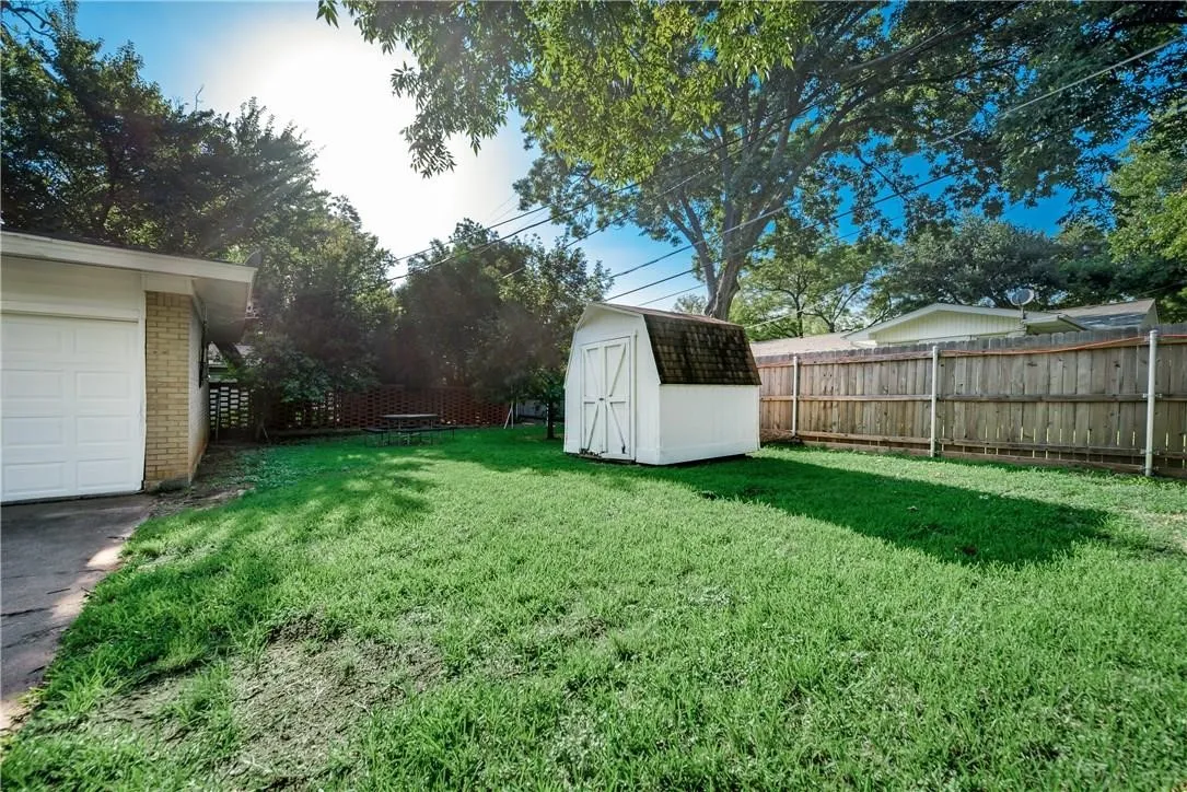Single Family Residence For Rent in Tarrant County , 1601 Larkspur Drive, Arlington, Texas 76013, 3 Bedroom, 2 Bathroom, 2 Garage spaces, 1,586 Sqft, built in 1955, mls#21407430, Real Estate Agent in Arlington, Homes For Rent in Tarrant county, Homes For Rent in Arlington, Realtor in Arlington Texas, Real Estate Brokerage Independent Realty Texas, Luminita Cordes Realtor