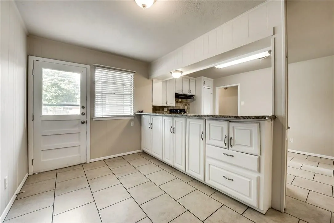 Single Family Residence For Rent in Tarrant County , 1601 Larkspur Drive, Arlington, Texas 76013, 3 Bedroom, 2 Bathroom, 2 Garage spaces, 1,586 Sqft, built in 1955, mls#21407430, Real Estate Agent in Arlington, Homes For Rent in Tarrant county, Homes For Rent in Arlington, Realtor in Arlington Texas, Real Estate Brokerage Independent Realty Texas, Luminita Cordes Realtor