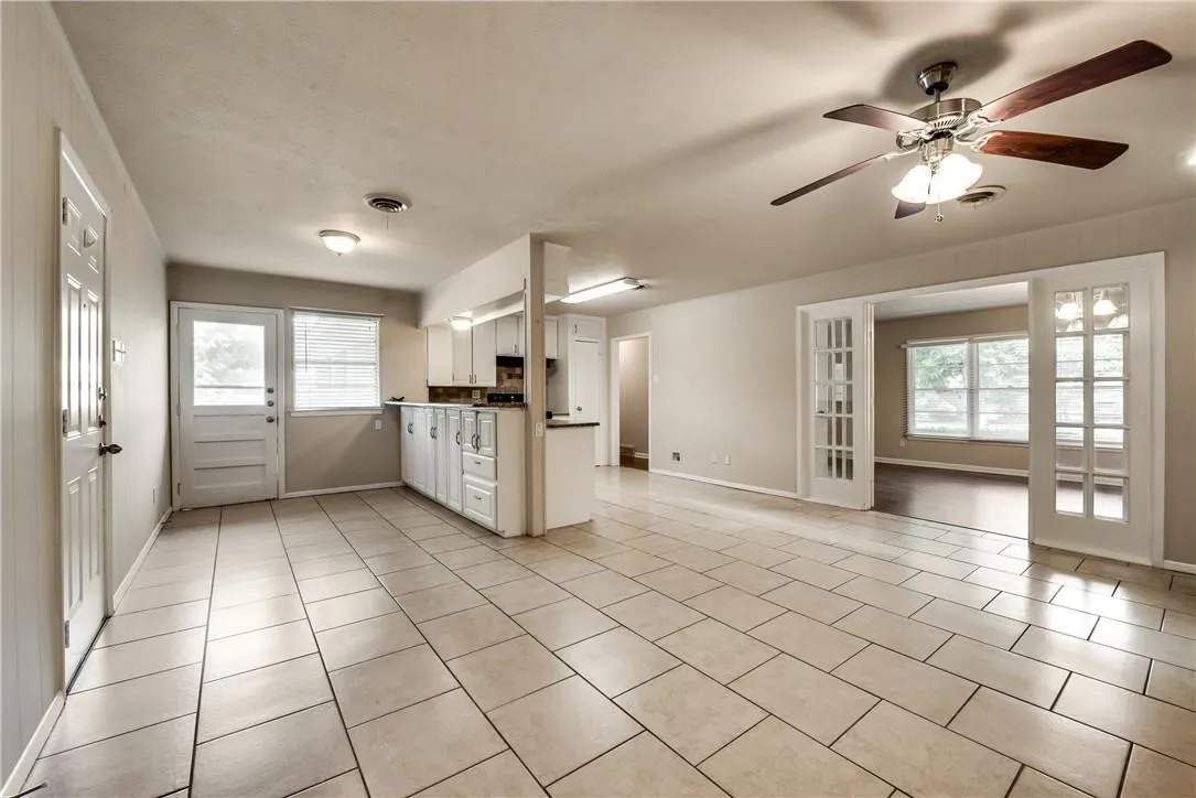 Single Family Residence For Rent in Tarrant County , 1601 Larkspur Drive, Arlington, Texas 76013, 3 Bedroom, 2 Bathroom, 2 Garage spaces, 1,586 Sqft, built in 1955, mls#21407430, Real Estate Agent in Arlington, Homes For Rent in Tarrant county, Homes For Rent in Arlington, Realtor in Arlington Texas, Real Estate Brokerage Independent Realty Texas, Luminita Cordes Realtor