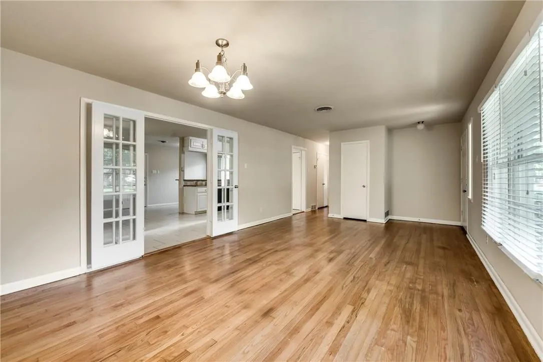 Single Family Residence For Rent in Tarrant County , 1601 Larkspur Drive, Arlington, Texas 76013, 3 Bedroom, 2 Bathroom, 2 Garage spaces, 1,586 Sqft, built in 1955, mls#21407430, Real Estate Agent in Arlington, Homes For Rent in Tarrant county, Homes For Rent in Arlington, Realtor in Arlington Texas, Real Estate Brokerage Independent Realty Texas, Luminita Cordes Realtor