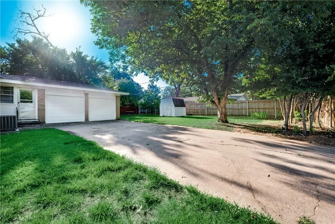 Single Family Residence For Rent in Tarrant County , 1601 Larkspur Drive, Arlington, Texas 76013, 3 Bedroom, 2 Bathroom, 2 Garage spaces, 1,586 Sqft, built in 1955, mls#21407430, Real Estate Agent in Arlington, Homes For Rent in Tarrant county, Homes For Rent in Arlington, Realtor in Arlington Texas, Real Estate Brokerage Independent Realty Texas, Luminita Cordes Realtor