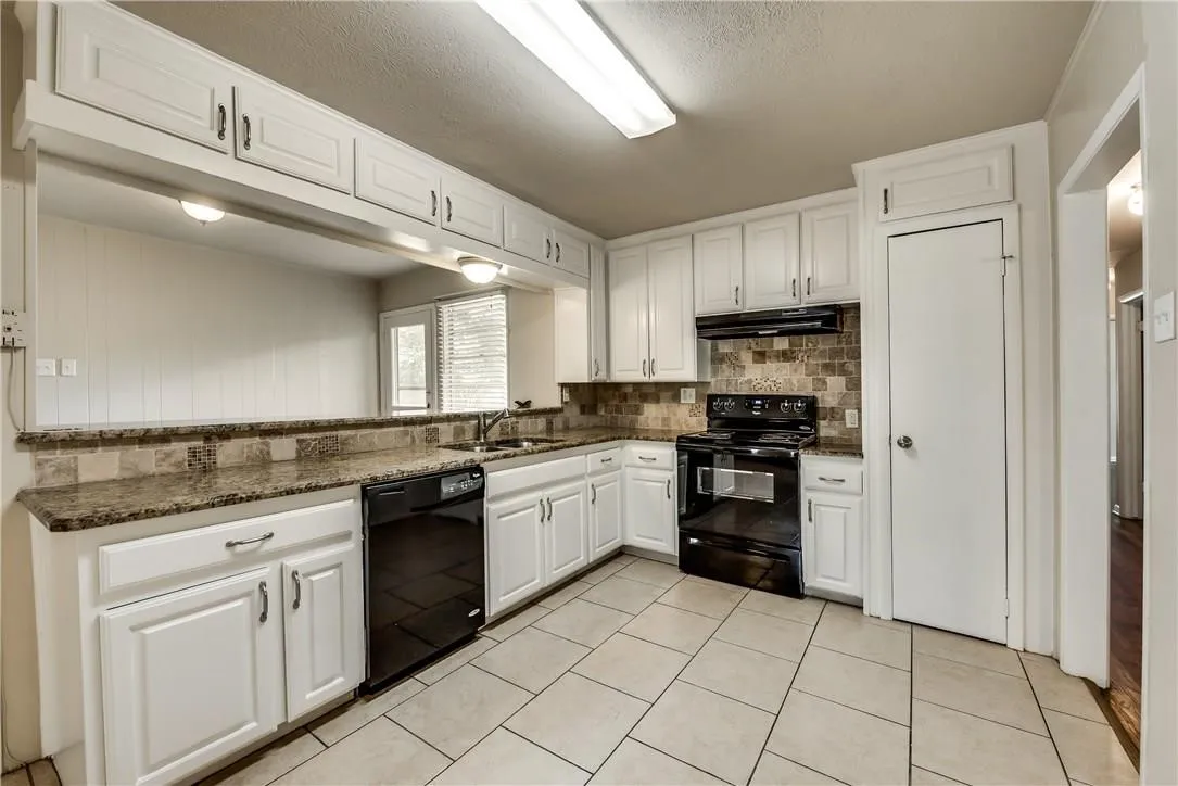 Single Family Residence For Rent in Tarrant County , 1601 Larkspur Drive, Arlington, Texas 76013, 3 Bedroom, 2 Bathroom, 2 Garage spaces, 1,586 Sqft, built in 1955, mls#21407430, Real Estate Agent in Arlington, Homes For Rent in Tarrant county, Homes For Rent in Arlington, Realtor in Arlington Texas, Real Estate Brokerage Independent Realty Texas, Luminita Cordes Realtor