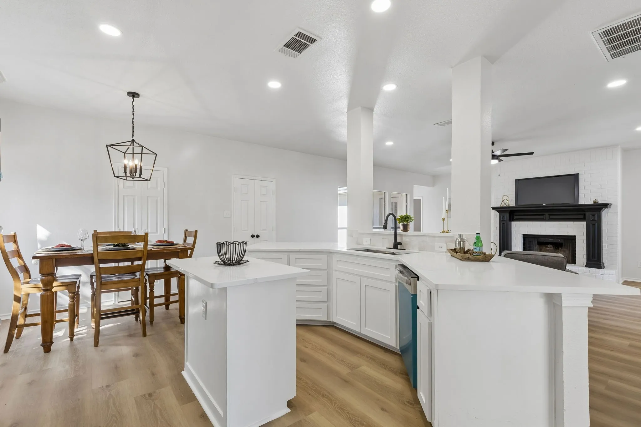 Single Family Residence For Sale in Rockwall County , 1961 Random Oaks Drive, Rockwall, Texas 75087, 4 Bedroom, 3 Bathroom, 2 Garage spaces, 2,887 Sqft, built in 1996, mls#21406709, Real Estate Agent in Rockwall, Homes For Sale in Rockwall county, Homes For Sale in Rockwall, Realtor in Rockwall Texas, Real Estate Brokerage Independent Realty Texas, Luminita Cordes Realtor
