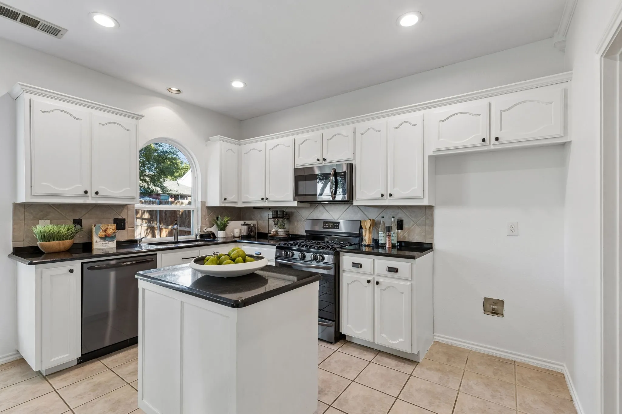 Single Family Residence For Sale in Tarrant County , 3737 Brandywine Lane, Fort Worth, Texas 76244, 4 Bedroom, 3 Bathroom, 2 Garage spaces, 2,141 Sqft, built in 2003, mls#21407377, Real Estate Agent in Fort Worth, Homes For Sale in Tarrant county, Homes For Sale in Fort Worth, Realtor in Fort Worth Texas, Real Estate Brokerage Independent Realty Texas, Luminita Cordes Realtor