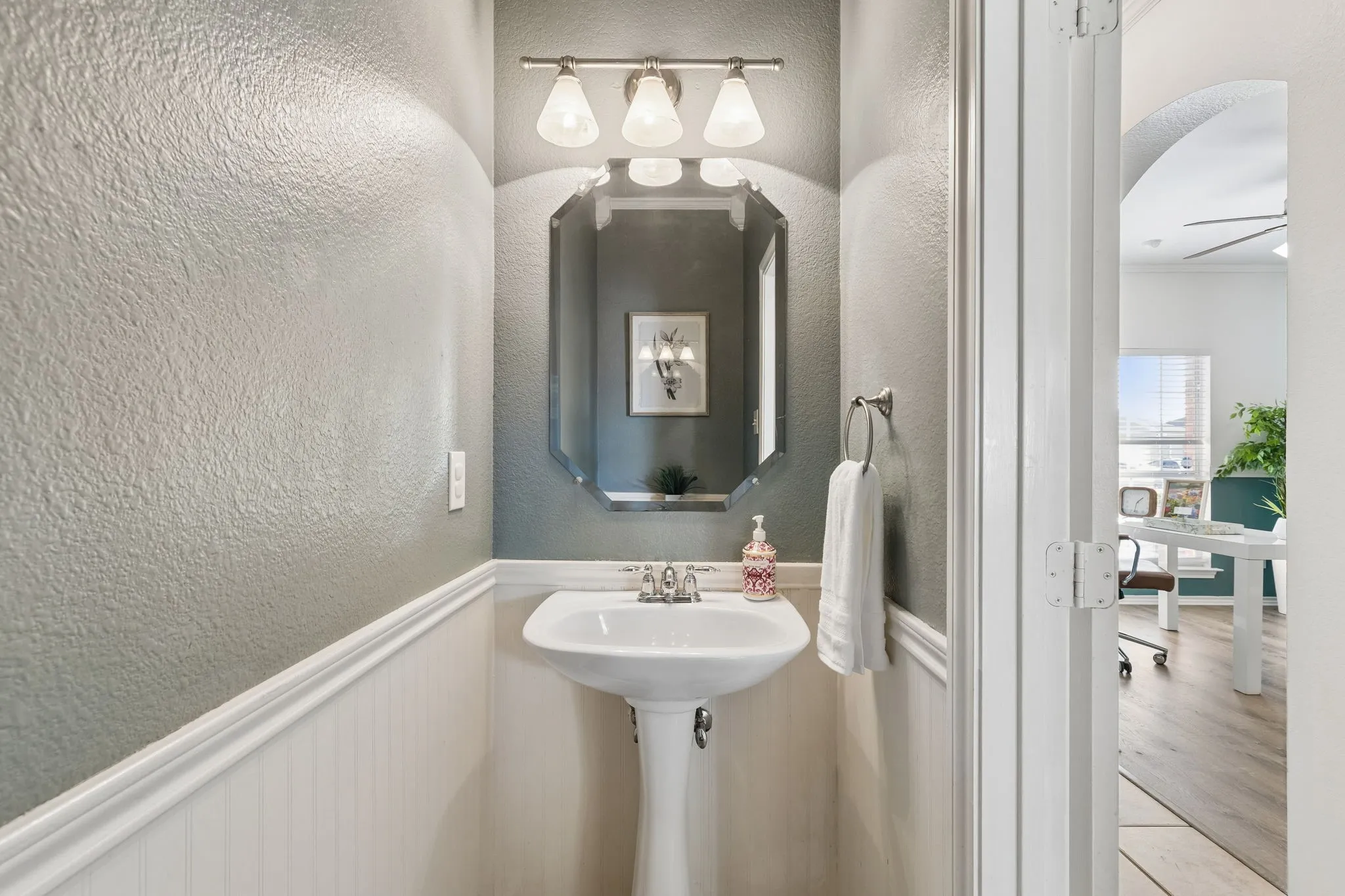 Single Family Residence For Sale in Tarrant County , 3737 Brandywine Lane, Fort Worth, Texas 76244, 4 Bedroom, 3 Bathroom, 2 Garage spaces, 2,141 Sqft, built in 2003, mls#21407377, Real Estate Agent in Fort Worth, Homes For Sale in Tarrant county, Homes For Sale in Fort Worth, Realtor in Fort Worth Texas, Real Estate Brokerage Independent Realty Texas, Luminita Cordes Realtor