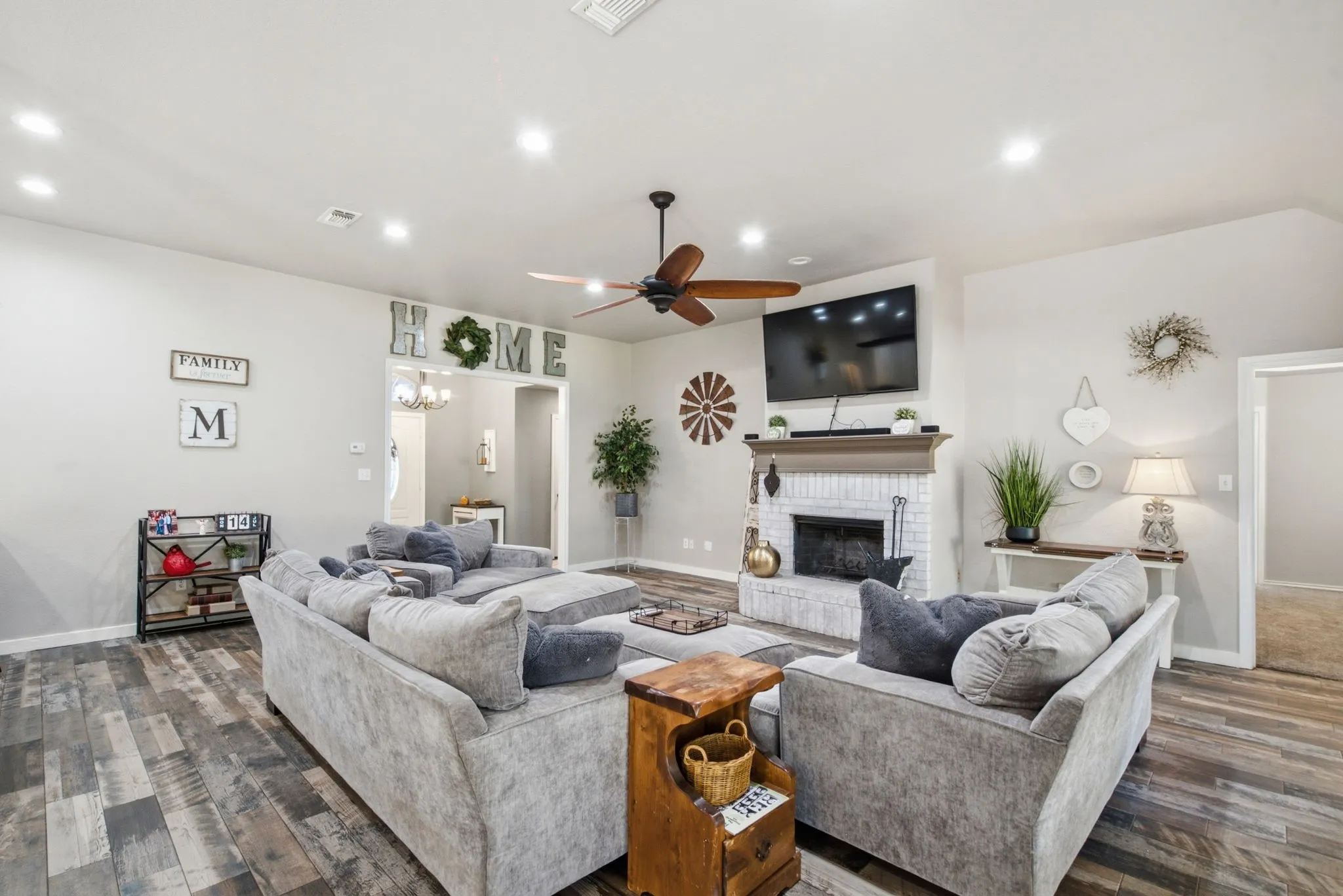 Single Family Residence For Sale in Parker County , 210 Saddle Club Road, Weatherford, Texas 76088, 4 Bedroom, 2 Bathroom, 1 Garage spaces, 2,425 Sqft, built in 2002, mls#21406978, Real Estate Agent in Weatherford, Homes For Sale in Parker county, Homes For Sale in Weatherford, Realtor in Weatherford Texas, Real Estate Brokerage Independent Realty Texas, Luminita Cordes Realtor