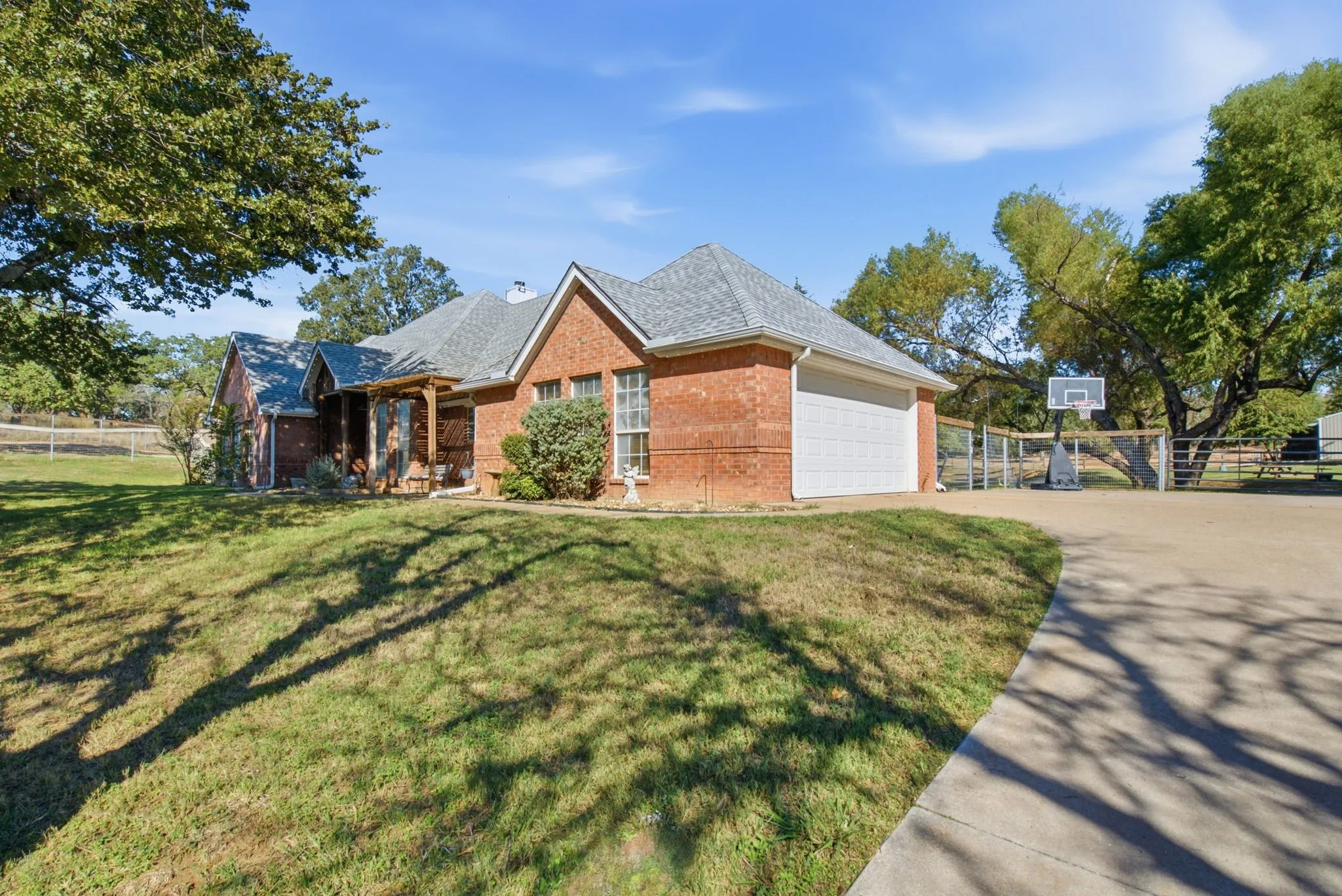 Single Family Residence For Sale in Parker County , 210 Saddle Club Road, Weatherford, Texas 76088, 4 Bedroom, 2 Bathroom, 1 Garage spaces, 2,425 Sqft, built in 2002, mls#21406978, Real Estate Agent in Weatherford, Homes For Sale in Parker county, Homes For Sale in Weatherford, Realtor in Weatherford Texas, Real Estate Brokerage Independent Realty Texas, Luminita Cordes Realtor