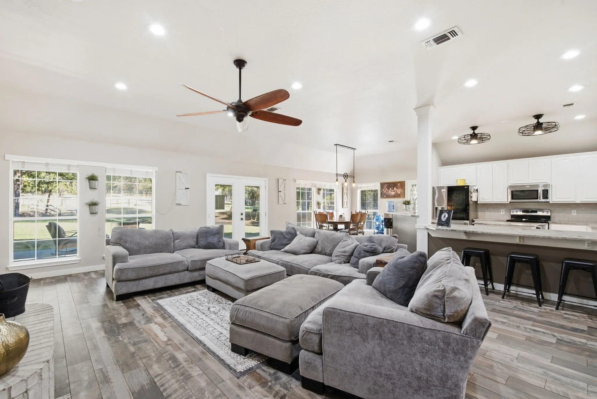 Single Family Residence For Sale in Parker County , 210 Saddle Club Road, Weatherford, Texas 76088, 4 Bedroom, 2 Bathroom, 1 Garage spaces, 2,425 Sqft, built in 2002, mls#21406978, Real Estate Agent in Weatherford, Homes For Sale in Parker county, Homes For Sale in Weatherford, Realtor in Weatherford Texas, Real Estate Brokerage Independent Realty Texas, Luminita Cordes Realtor