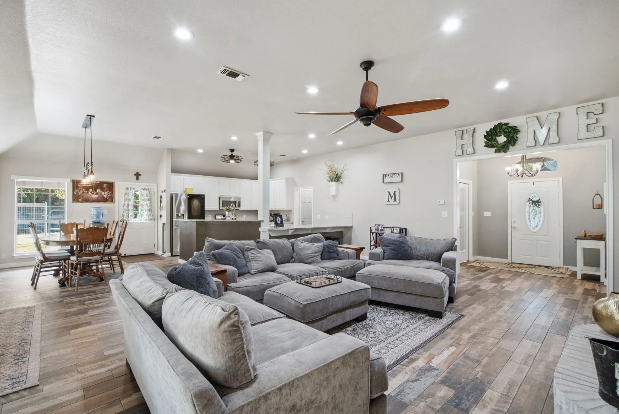 Single Family Residence For Sale in Parker County , 210 Saddle Club Road, Weatherford, Texas 76088, 4 Bedroom, 2 Bathroom, 1 Garage spaces, 2,425 Sqft, built in 2002, mls#21406978, Real Estate Agent in Weatherford, Homes For Sale in Parker county, Homes For Sale in Weatherford, Realtor in Weatherford Texas, Real Estate Brokerage Independent Realty Texas, Luminita Cordes Realtor
