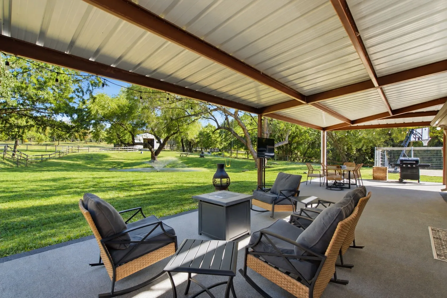 Single Family Residence For Sale in Parker County , 210 Saddle Club Road, Weatherford, Texas 76088, 4 Bedroom, 2 Bathroom, 1 Garage spaces, 2,425 Sqft, built in 2002, mls#21406978, Real Estate Agent in Weatherford, Homes For Sale in Parker county, Homes For Sale in Weatherford, Realtor in Weatherford Texas, Real Estate Brokerage Independent Realty Texas, Luminita Cordes Realtor