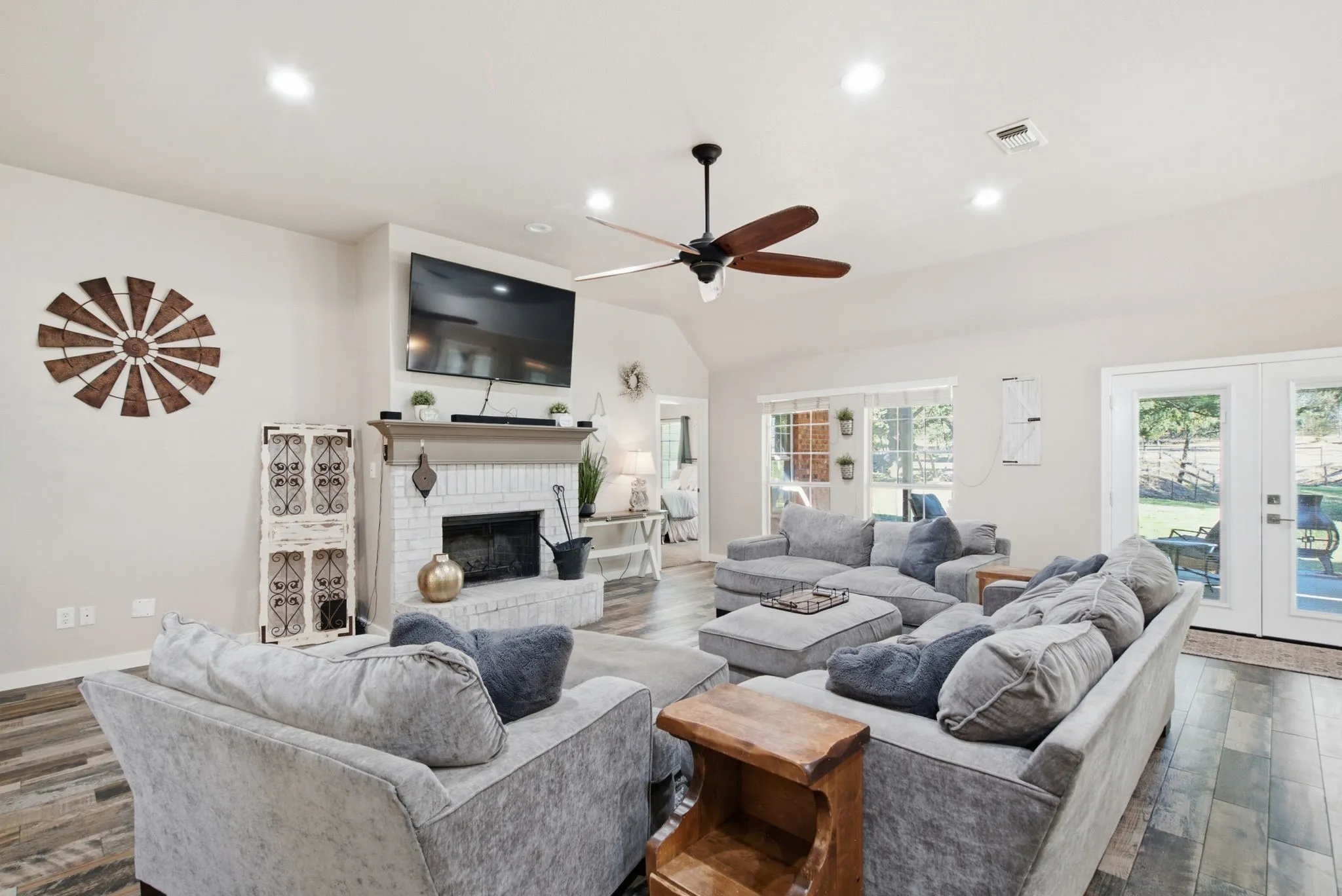 Single Family Residence For Sale in Parker County , 210 Saddle Club Road, Weatherford, Texas 76088, 4 Bedroom, 2 Bathroom, 1 Garage spaces, 2,425 Sqft, built in 2002, mls#21406978, Real Estate Agent in Weatherford, Homes For Sale in Parker county, Homes For Sale in Weatherford, Realtor in Weatherford Texas, Real Estate Brokerage Independent Realty Texas, Luminita Cordes Realtor
