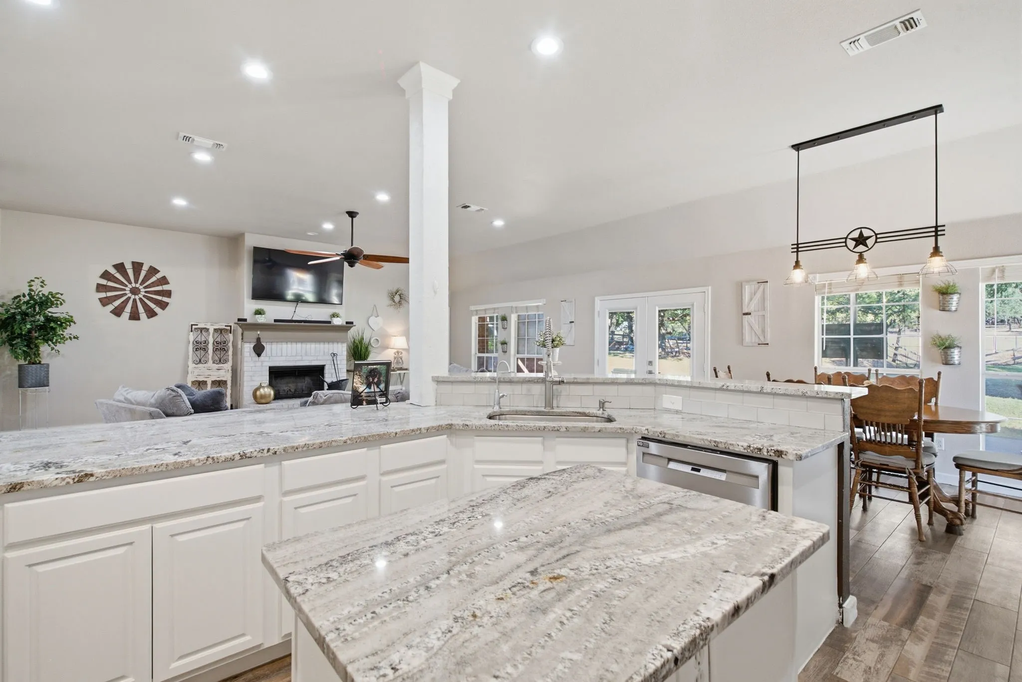 Single Family Residence For Sale in Parker County , 210 Saddle Club Road, Weatherford, Texas 76088, 4 Bedroom, 2 Bathroom, 1 Garage spaces, 2,425 Sqft, built in 2002, mls#21406978, Real Estate Agent in Weatherford, Homes For Sale in Parker county, Homes For Sale in Weatherford, Realtor in Weatherford Texas, Real Estate Brokerage Independent Realty Texas, Luminita Cordes Realtor