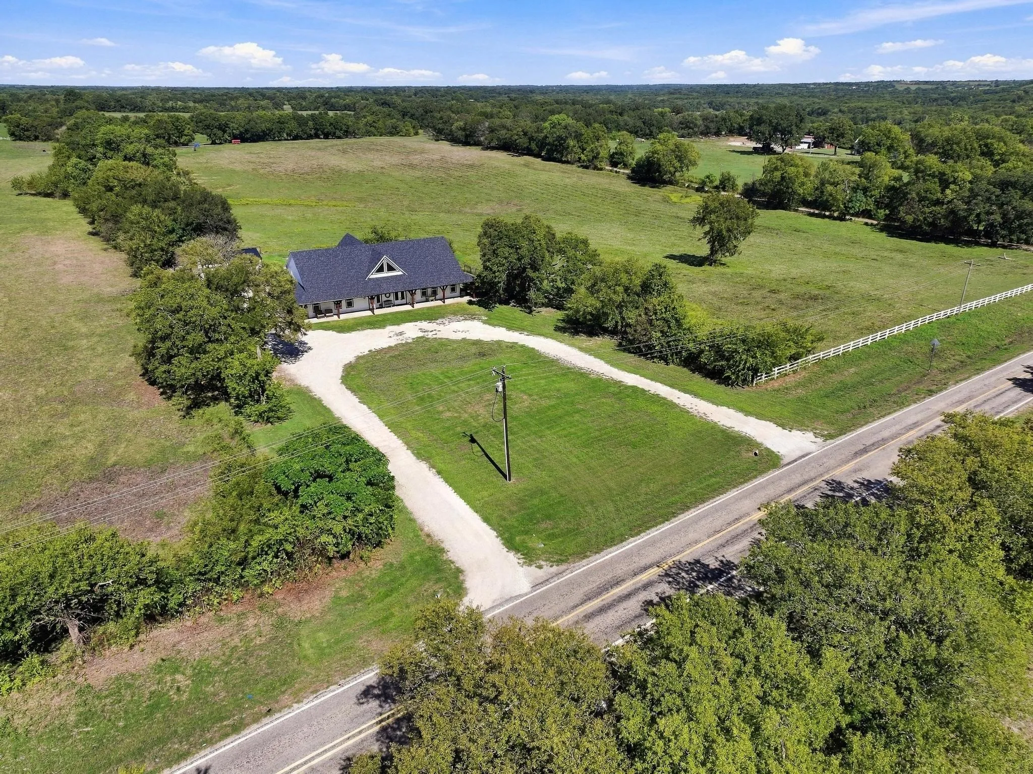 Single Family Residence For Sale in Grayson County , 2915 FM 697, Sherman, Texas 75090, 3 Bedroom, 2 Bathroom, 2 Garage spaces, 3,000 Sqft, built in 2017, mls#21403712, Real Estate Agent in Sherman, Homes For Sale in Grayson county, Homes For Sale in Sherman, Realtor in Sherman Texas, Real Estate Brokerage Independent Realty Texas, Luminita Cordes Realtor
