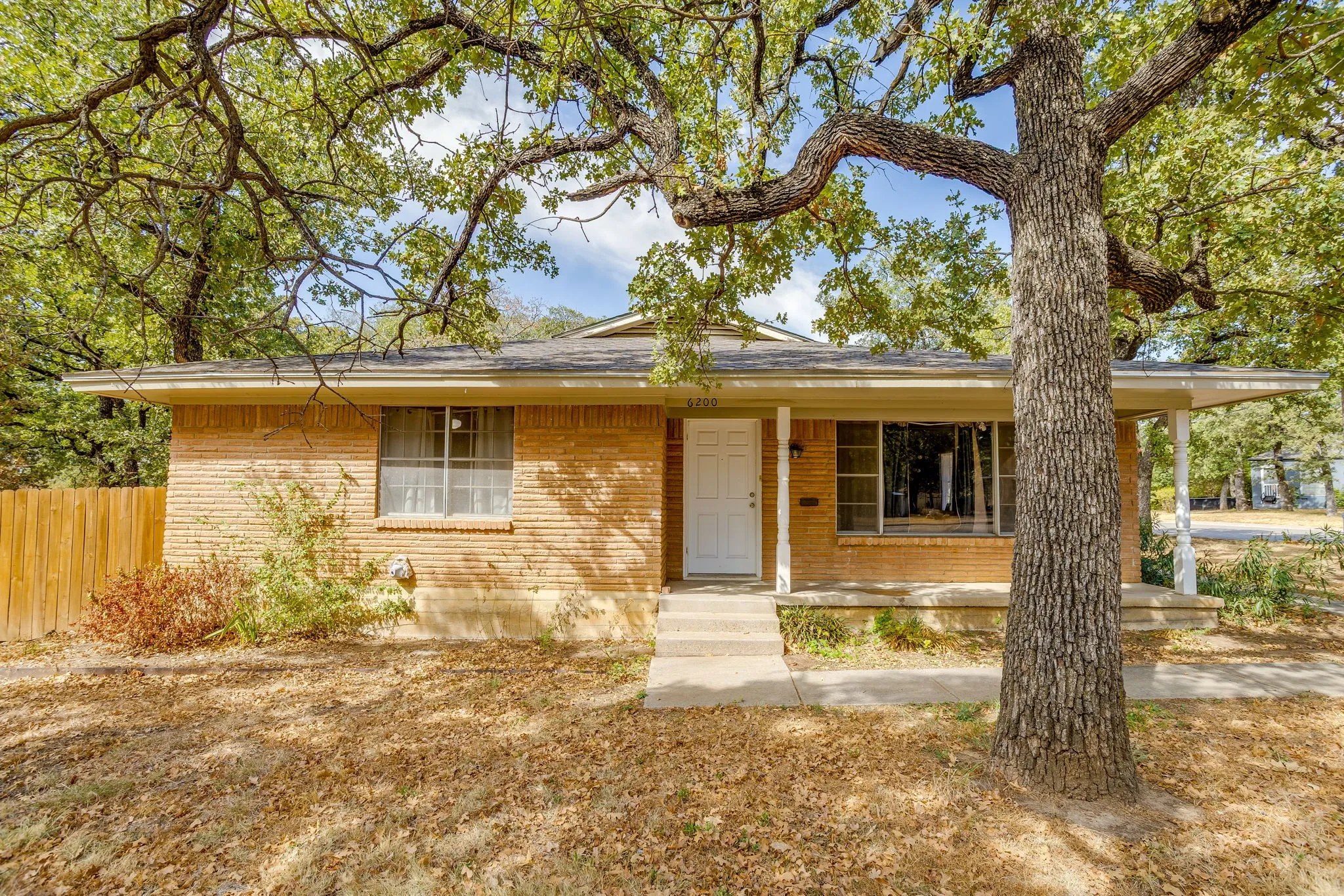 Single Family Residence For Sale in Tarrant County , 6200 Forest Hill Drive, Forest Hill, Texas 76119, 3 Bedroom, 2 Bathroom, 2 Garage spaces, 1,469 Sqft, built in 1962, mls#21390195, Real Estate Agent in Forest Hill, Homes For Sale in Tarrant county, Homes For Sale in Forest Hill, Realtor in Forest Hill Texas, Real Estate Brokerage Independent Realty Texas, Luminita Cordes Realtor