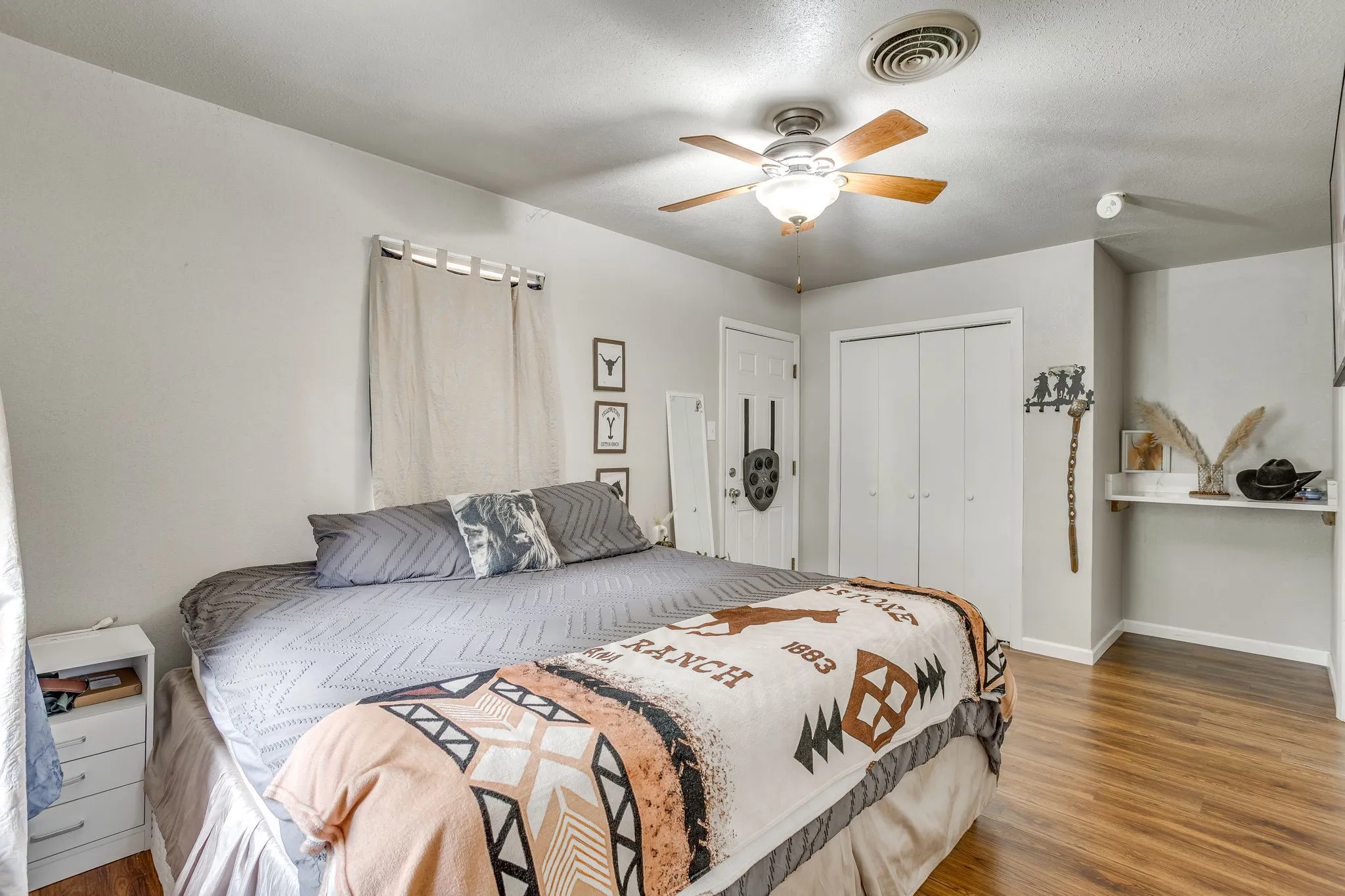 Single Family Residence For Sale in Tarrant County , 6200 Forest Hill Drive, Forest Hill, Texas 76119, 3 Bedroom, 2 Bathroom, 2 Garage spaces, 1,469 Sqft, built in 1962, mls#21390195, Real Estate Agent in Forest Hill, Homes For Sale in Tarrant county, Homes For Sale in Forest Hill, Realtor in Forest Hill Texas, Real Estate Brokerage Independent Realty Texas, Luminita Cordes Realtor