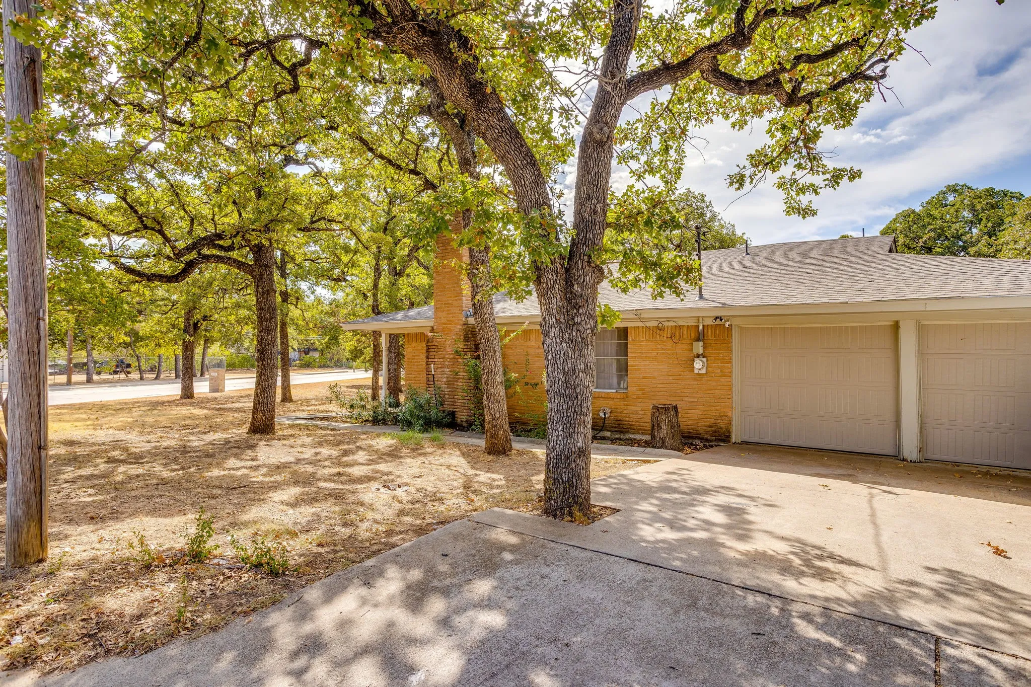 Single Family Residence For Sale in Tarrant County , 6200 Forest Hill Drive, Forest Hill, Texas 76119, 3 Bedroom, 2 Bathroom, 2 Garage spaces, 1,469 Sqft, built in 1962, mls#21390195, Real Estate Agent in Forest Hill, Homes For Sale in Tarrant county, Homes For Sale in Forest Hill, Realtor in Forest Hill Texas, Real Estate Brokerage Independent Realty Texas, Luminita Cordes Realtor