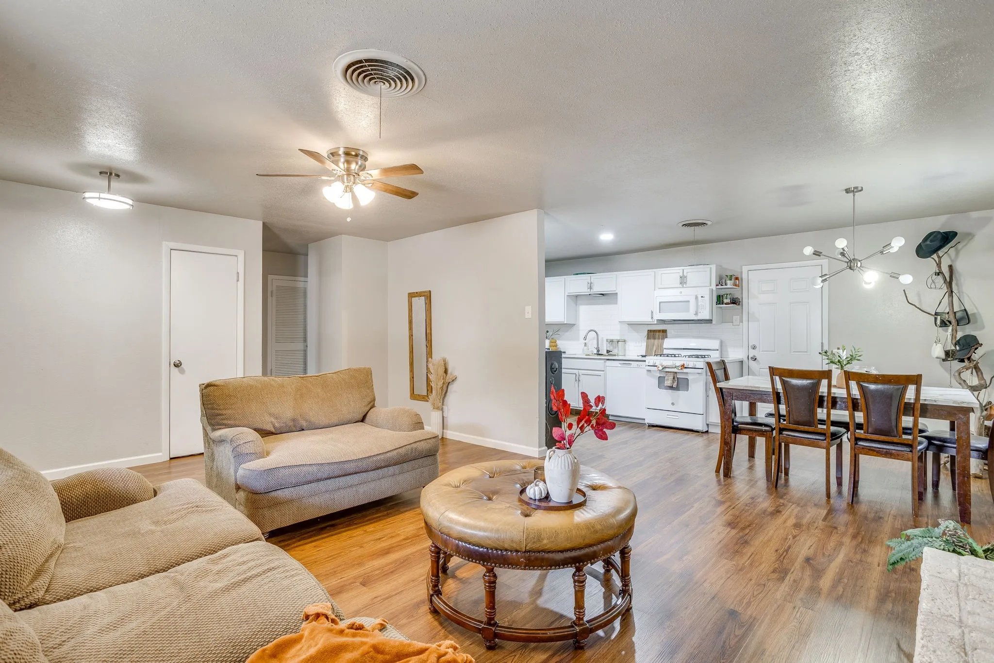 Single Family Residence For Sale in Tarrant County , 6200 Forest Hill Drive, Forest Hill, Texas 76119, 3 Bedroom, 2 Bathroom, 2 Garage spaces, 1,469 Sqft, built in 1962, mls#21390195, Real Estate Agent in Forest Hill, Homes For Sale in Tarrant county, Homes For Sale in Forest Hill, Realtor in Forest Hill Texas, Real Estate Brokerage Independent Realty Texas, Luminita Cordes Realtor