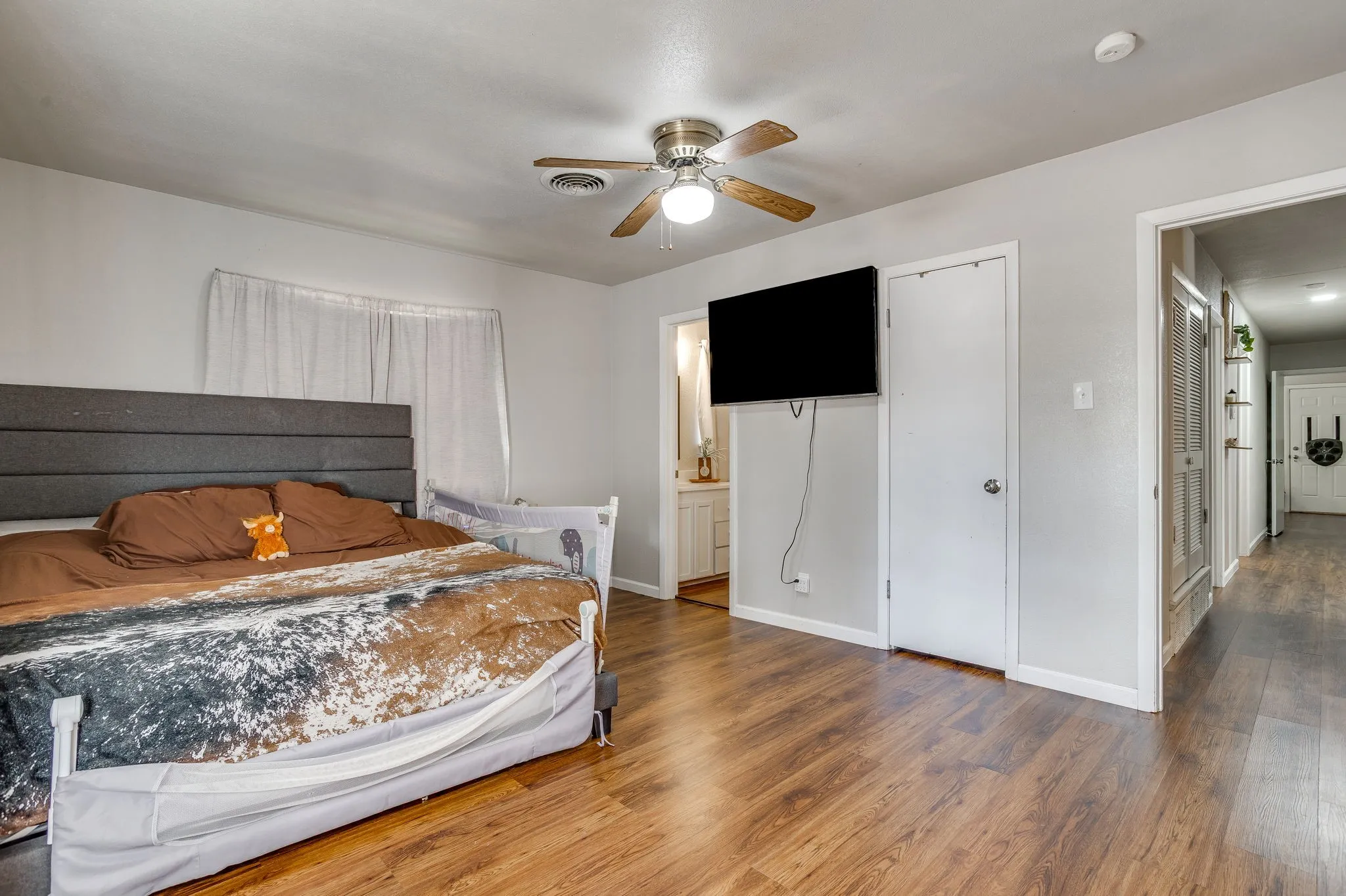 Single Family Residence For Sale in Tarrant County , 6200 Forest Hill Drive, Forest Hill, Texas 76119, 3 Bedroom, 2 Bathroom, 2 Garage spaces, 1,469 Sqft, built in 1962, mls#21390195, Real Estate Agent in Forest Hill, Homes For Sale in Tarrant county, Homes For Sale in Forest Hill, Realtor in Forest Hill Texas, Real Estate Brokerage Independent Realty Texas, Luminita Cordes Realtor