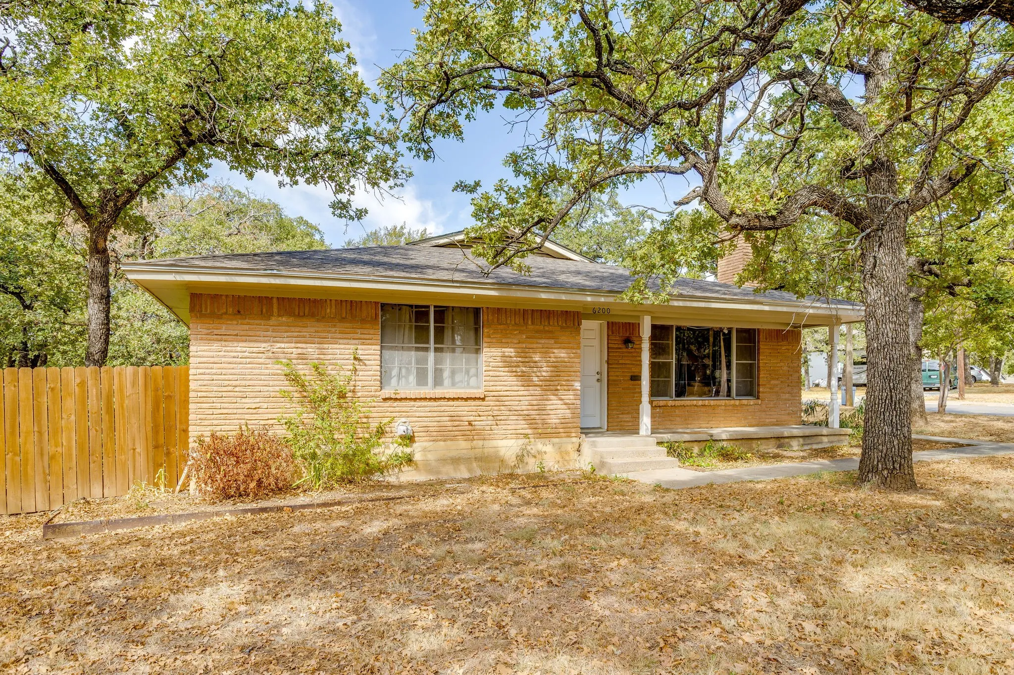 Single Family Residence For Sale in Tarrant County , 6200 Forest Hill Drive, Forest Hill, Texas 76119, 3 Bedroom, 2 Bathroom, 2 Garage spaces, 1,469 Sqft, built in 1962, mls#21390195, Real Estate Agent in Forest Hill, Homes For Sale in Tarrant county, Homes For Sale in Forest Hill, Realtor in Forest Hill Texas, Real Estate Brokerage Independent Realty Texas, Luminita Cordes Realtor