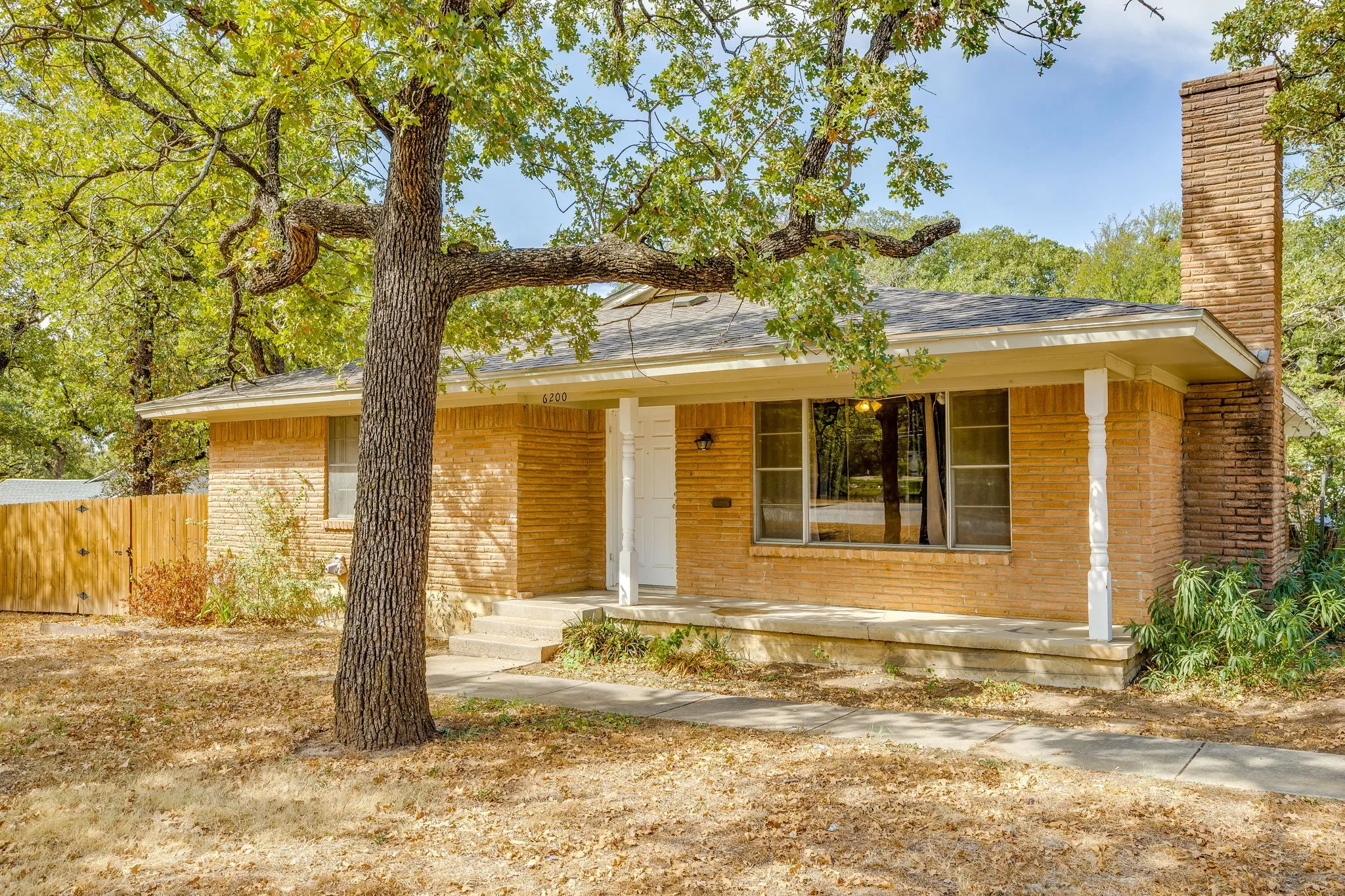Single Family Residence For Sale in Tarrant County , 6200 Forest Hill Drive, Forest Hill, Texas 76119, 3 Bedroom, 2 Bathroom, 2 Garage spaces, 1,469 Sqft, built in 1962, mls#21390195, Real Estate Agent in Forest Hill, Homes For Sale in Tarrant county, Homes For Sale in Forest Hill, Realtor in Forest Hill Texas, Real Estate Brokerage Independent Realty Texas, Luminita Cordes Realtor